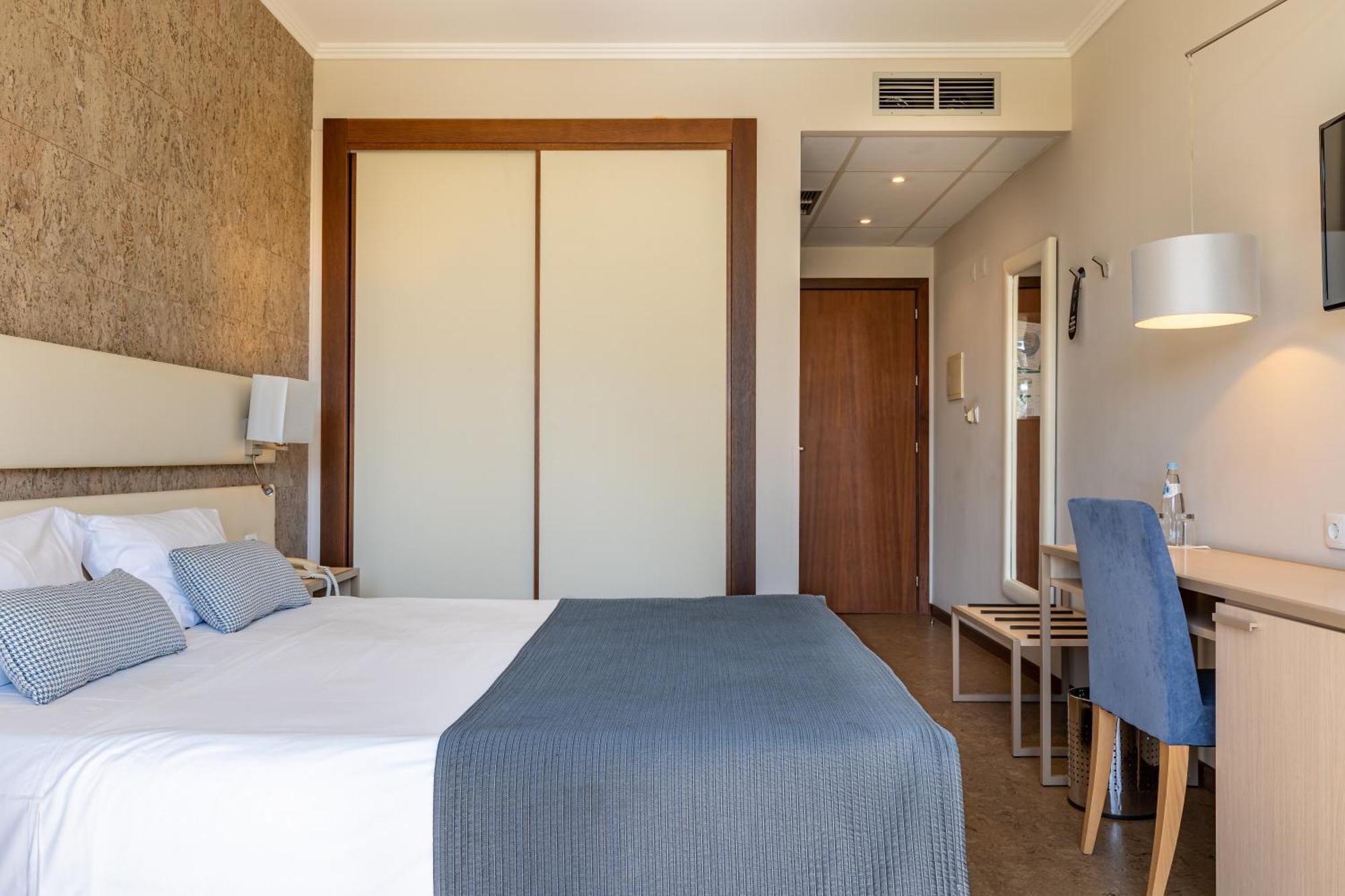 Quarto Duplo com Vista Piscina