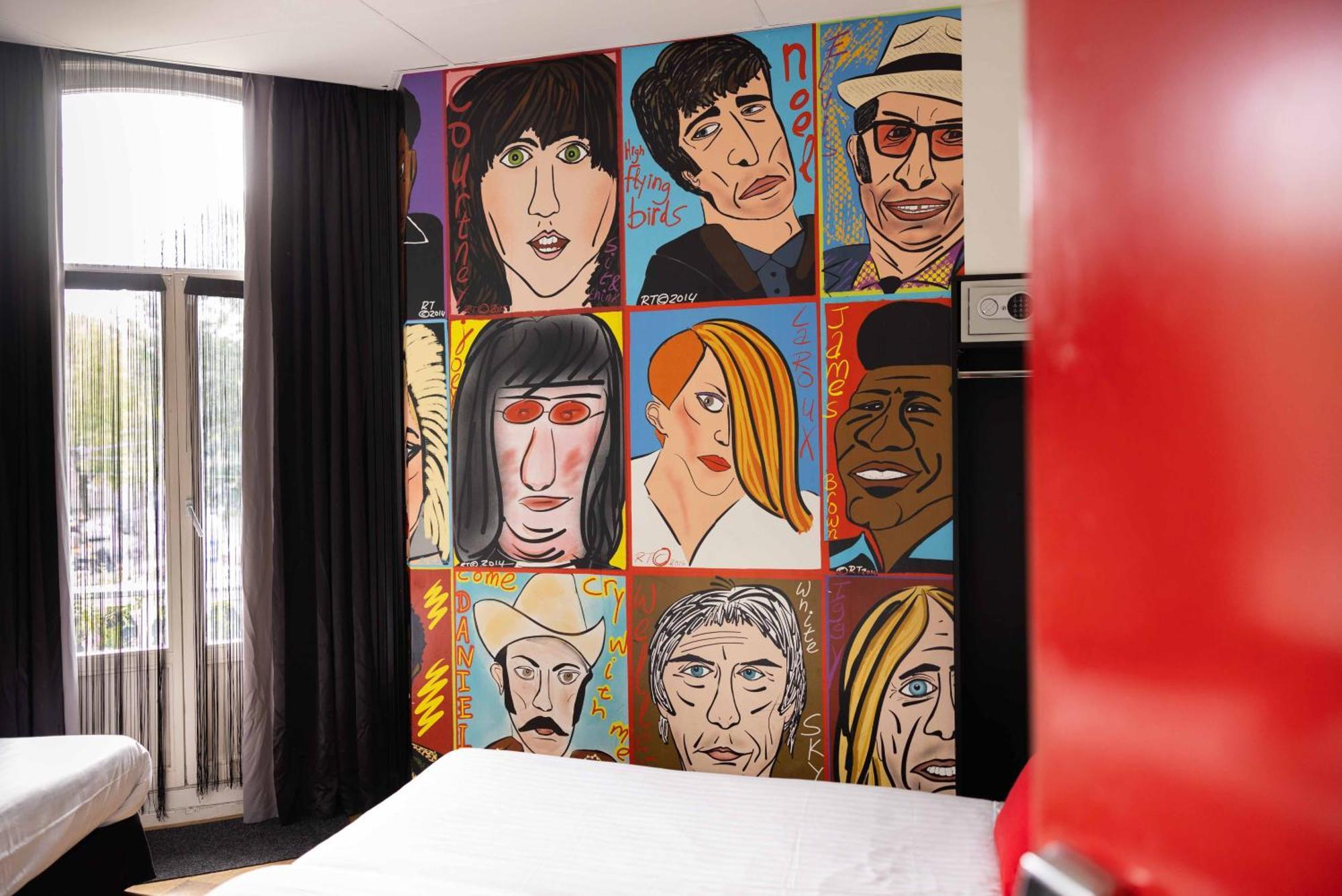 Quarto Triplo com Banheiro Compartilhado
