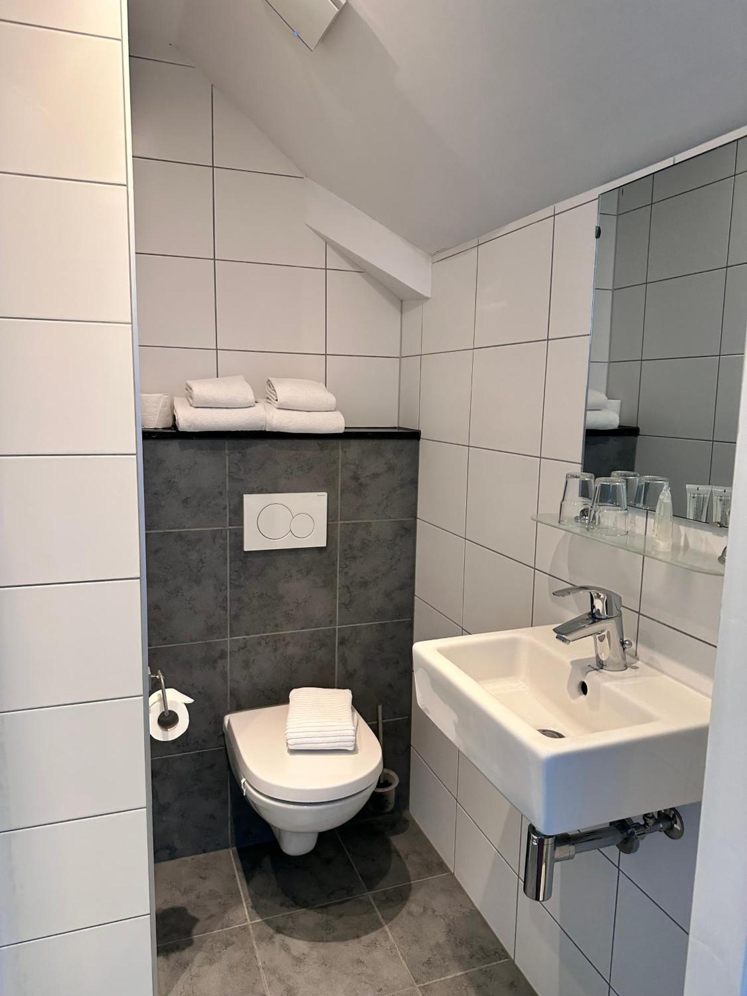 Kleine Tweepersoonskamer met 2 Aparte Bedden