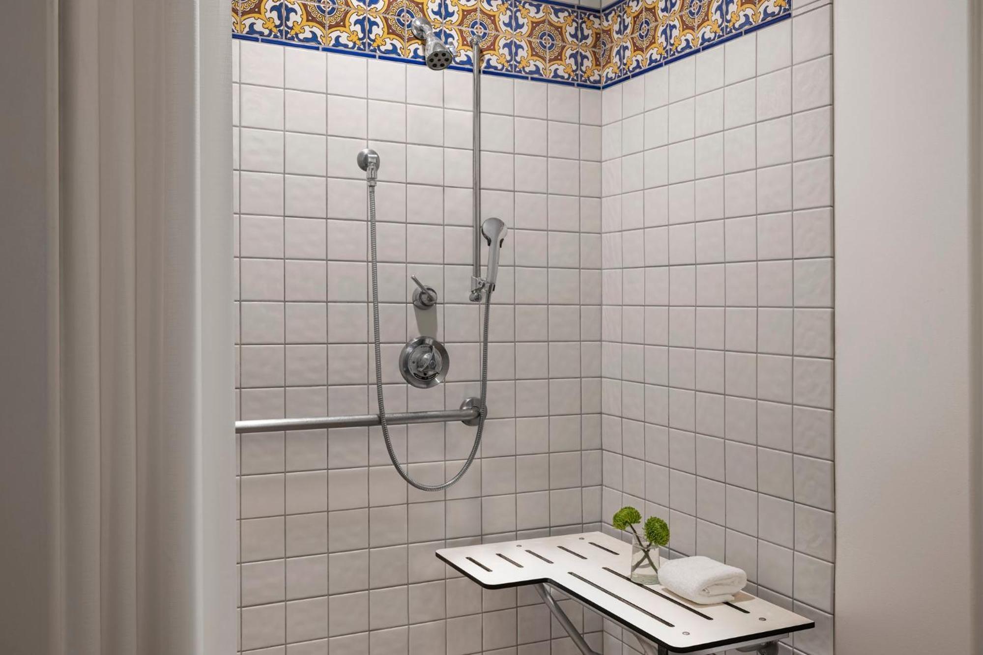King Room with Mobility Accessible Roll-In Shower - Non-Smoking,1498853641:JPEG