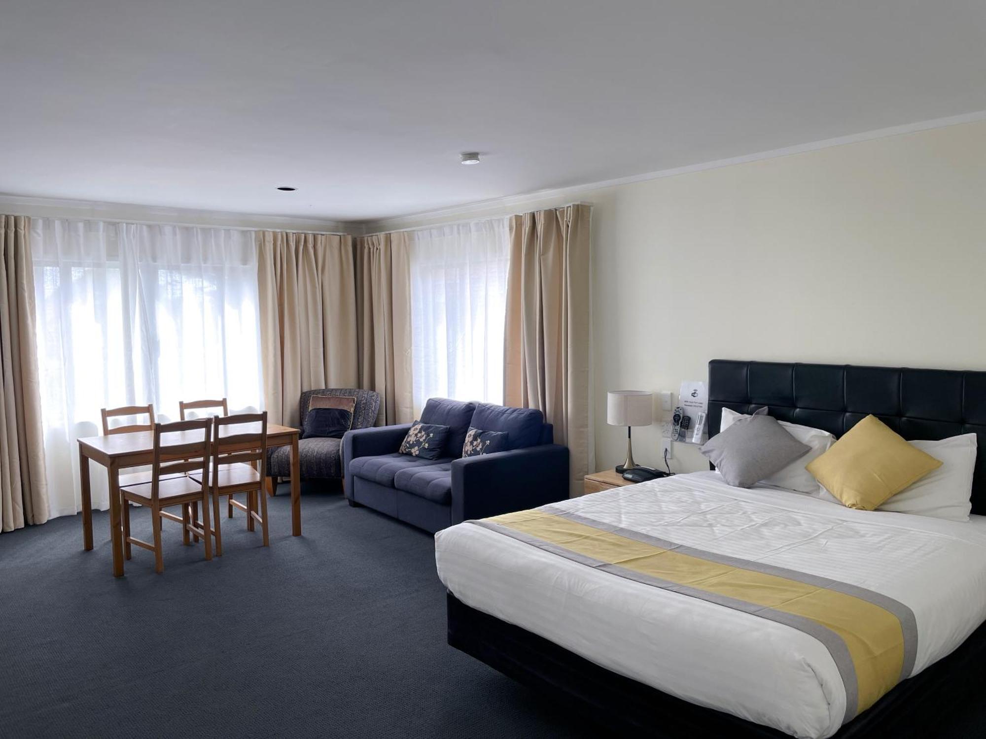Habitación con cama extragrande y bañera de hidromasaje