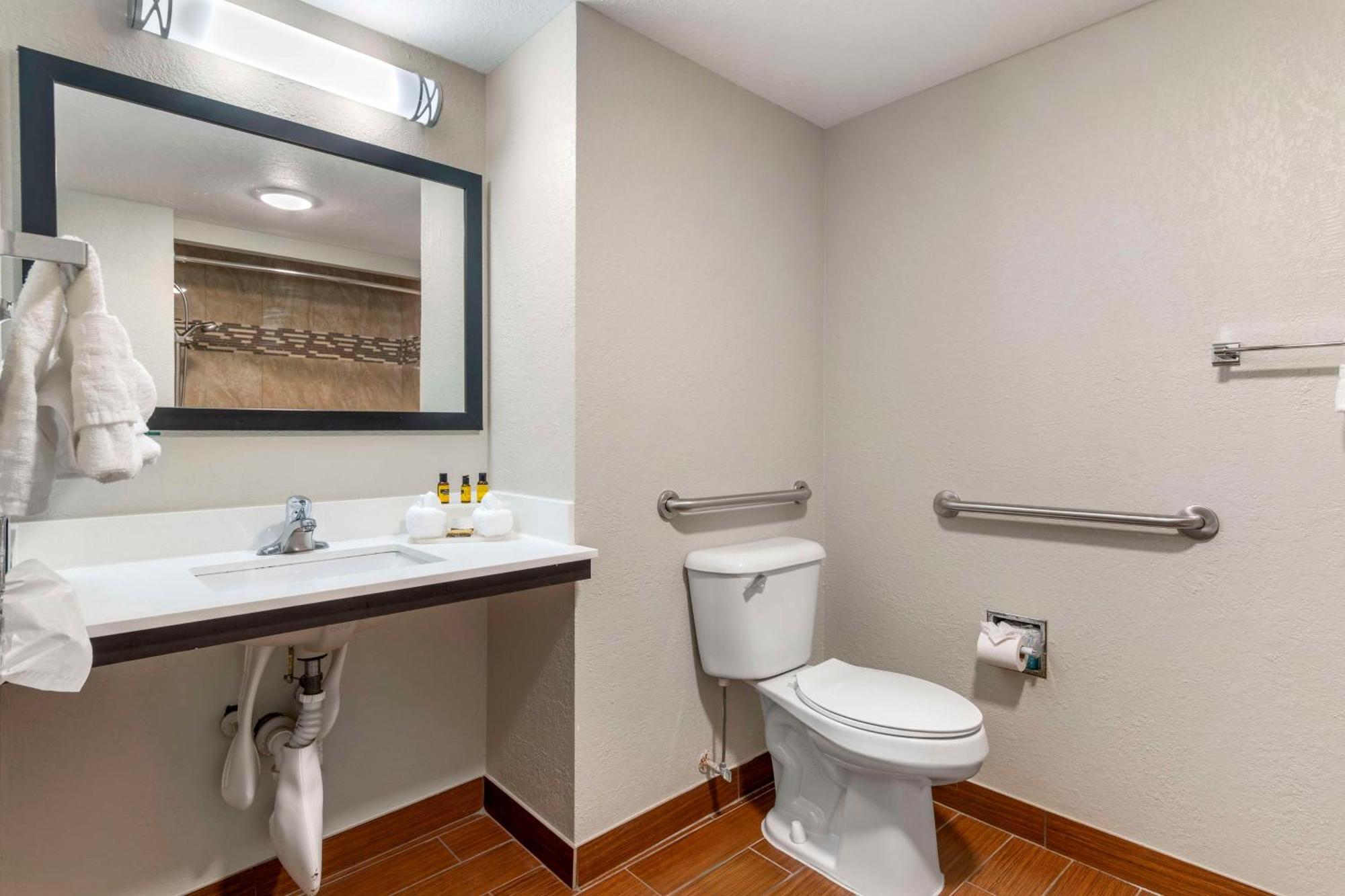 King Room with Bath Tub - Mobility Accessible/Non-Smoking