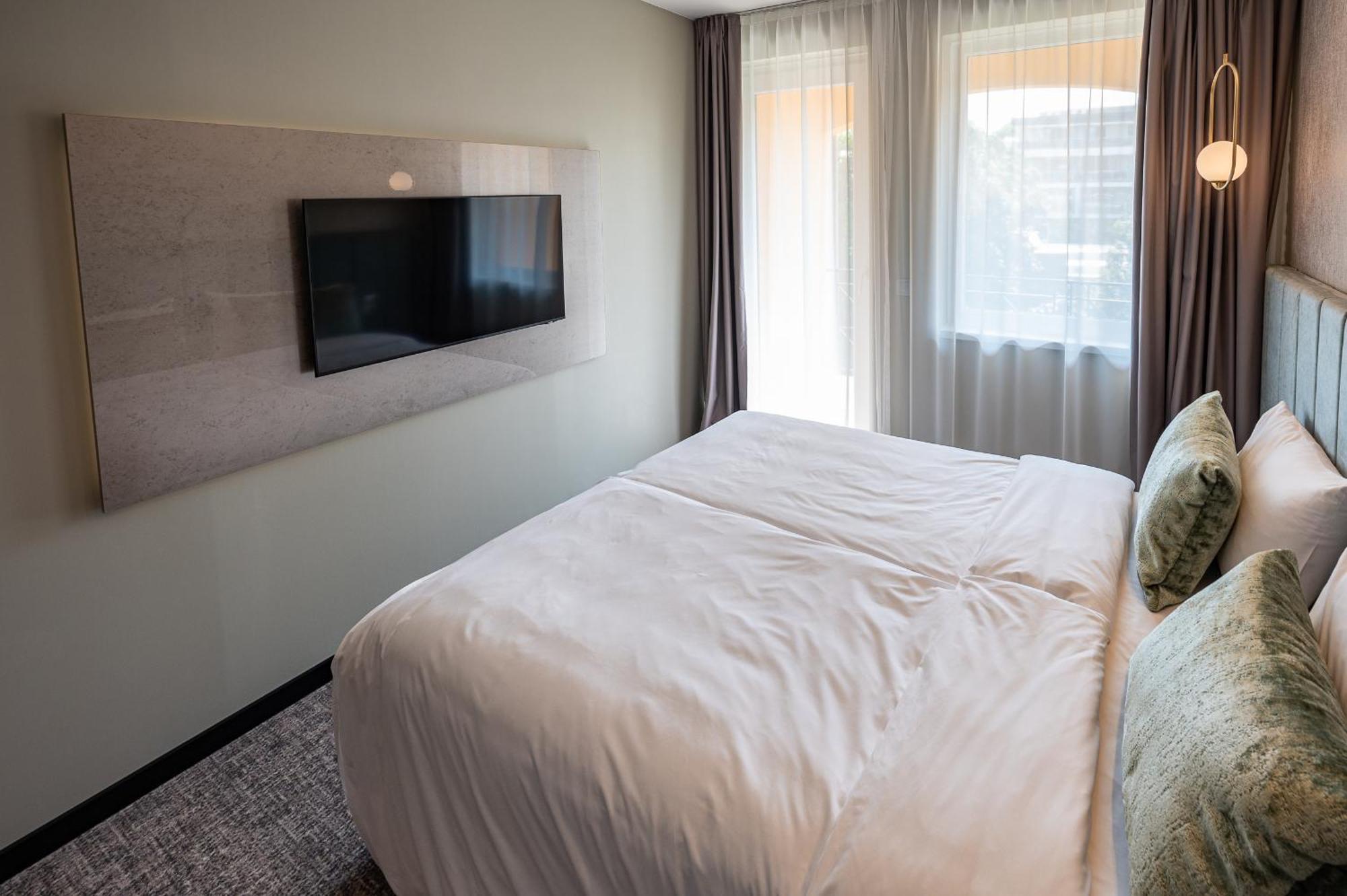 Deluxe Family Room – Deluxe Building
