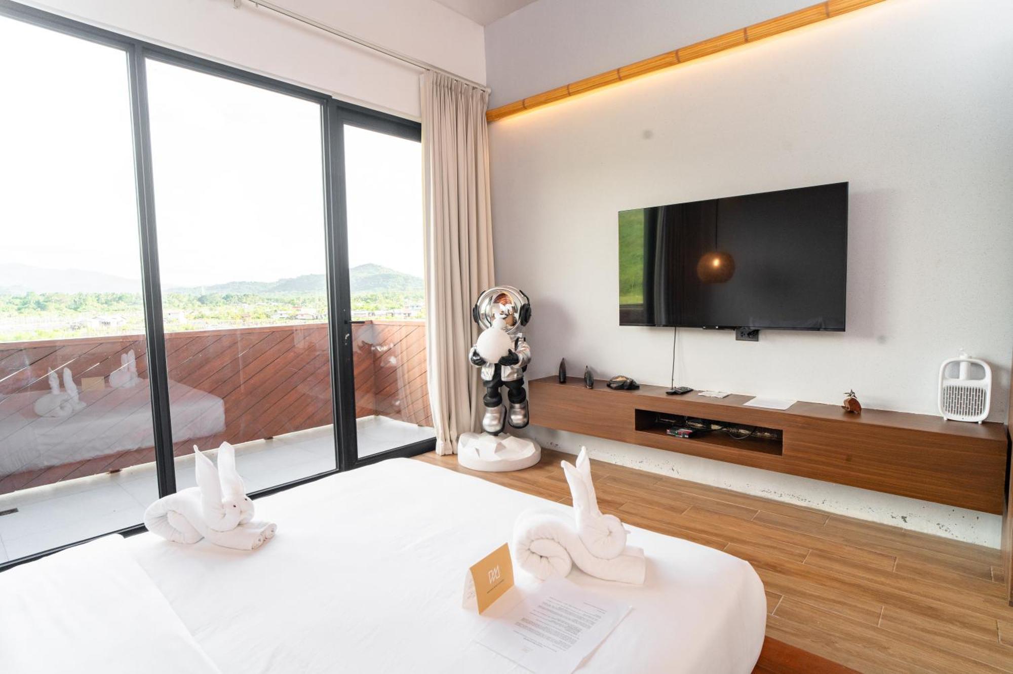 Deluxe Queen Room with Balcony & Mountain View