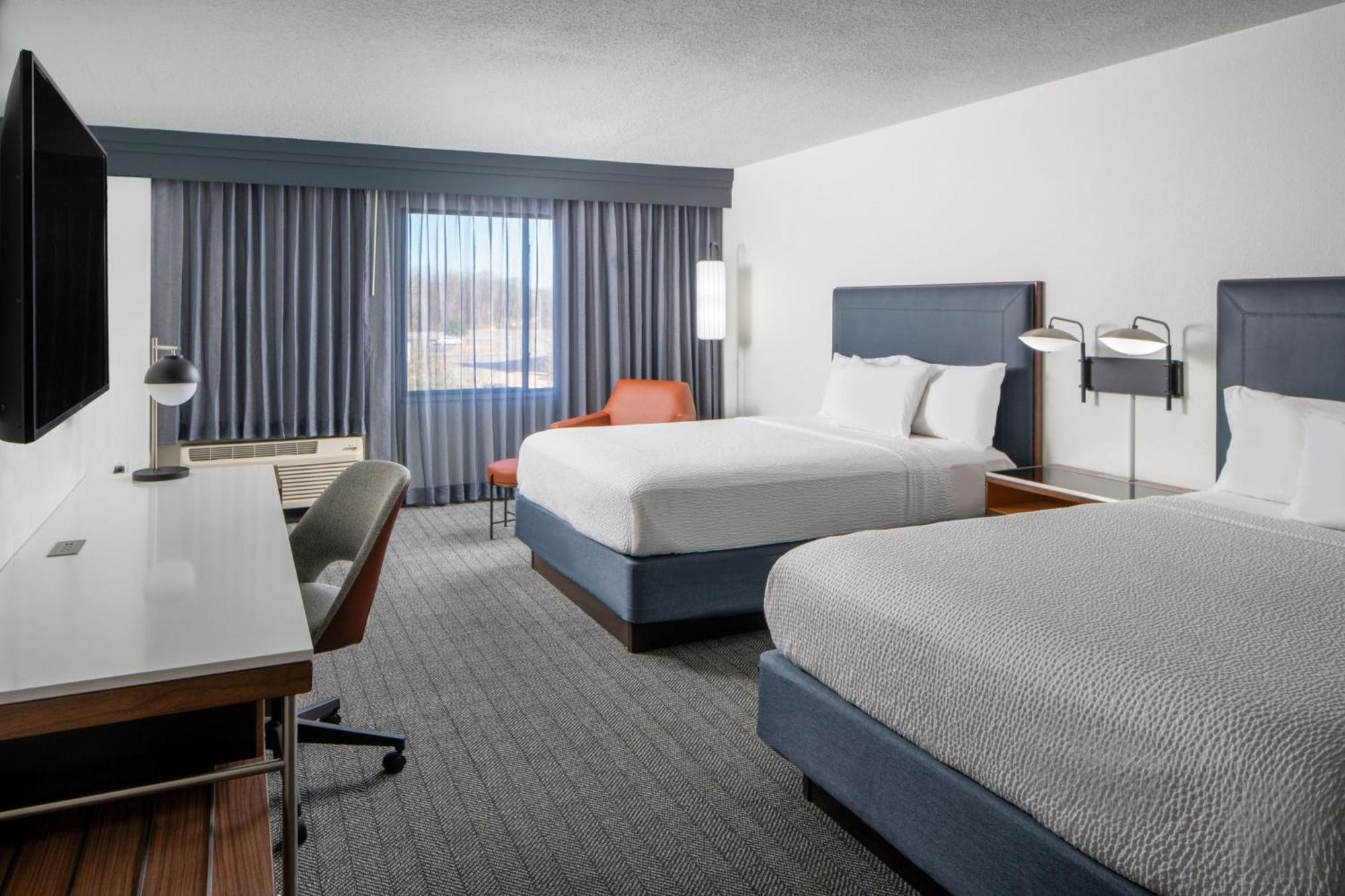 Queen Room with Two Queen Beds and Bathtub - Mobility Access