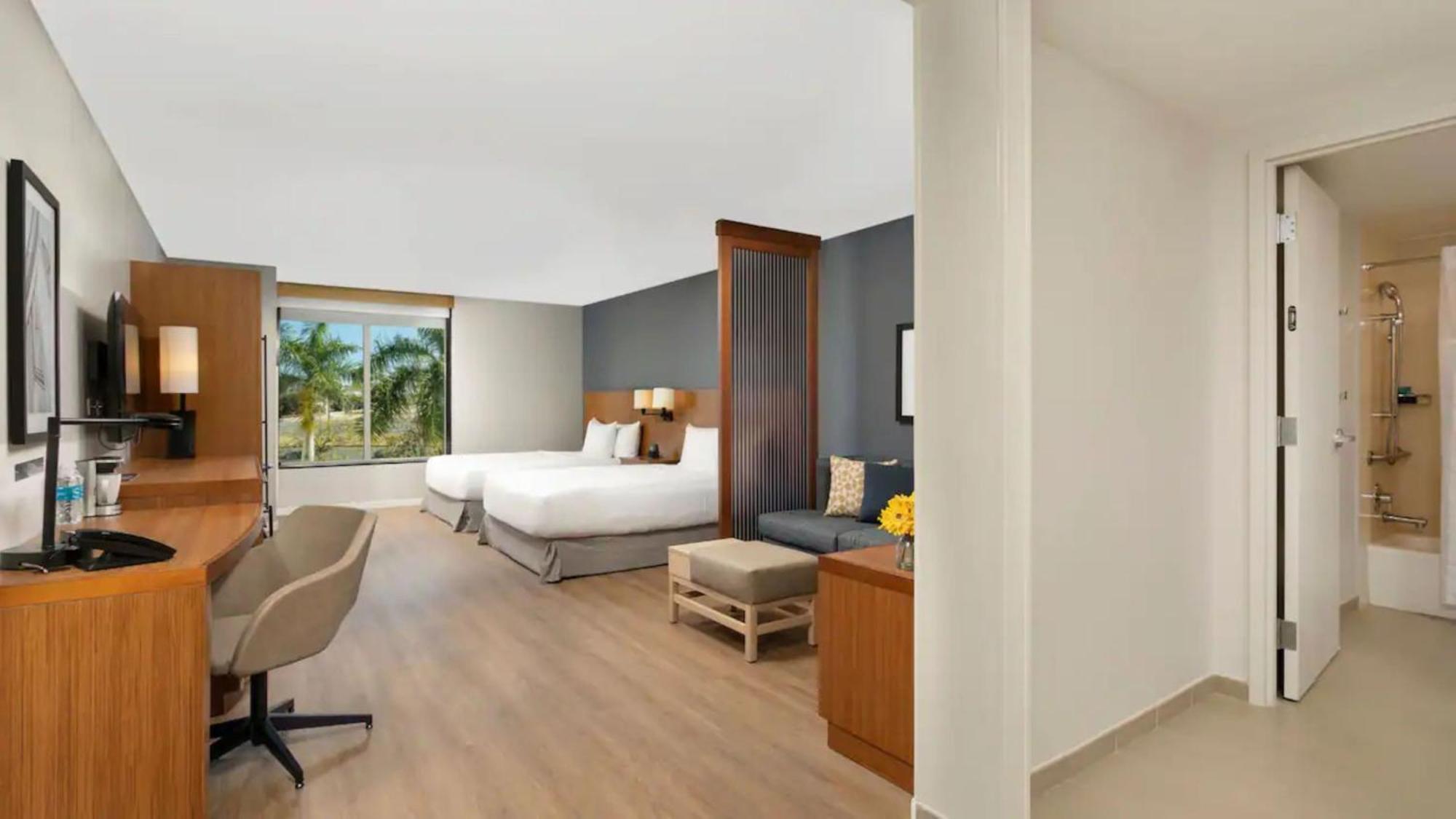 Queen Room with Sofa Bed and Accessible Tub - Bay View,1527097747:JPEG