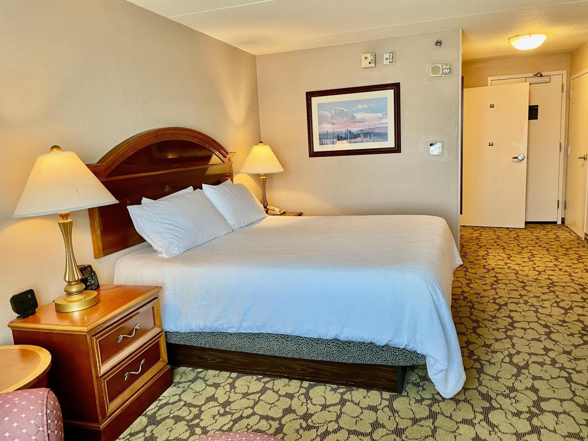 Quarto com Cama King-size e Chuveiro Acessível a Cadeirantes - Unidade Acessível para Hóspedes com Mobilidade Reduzida