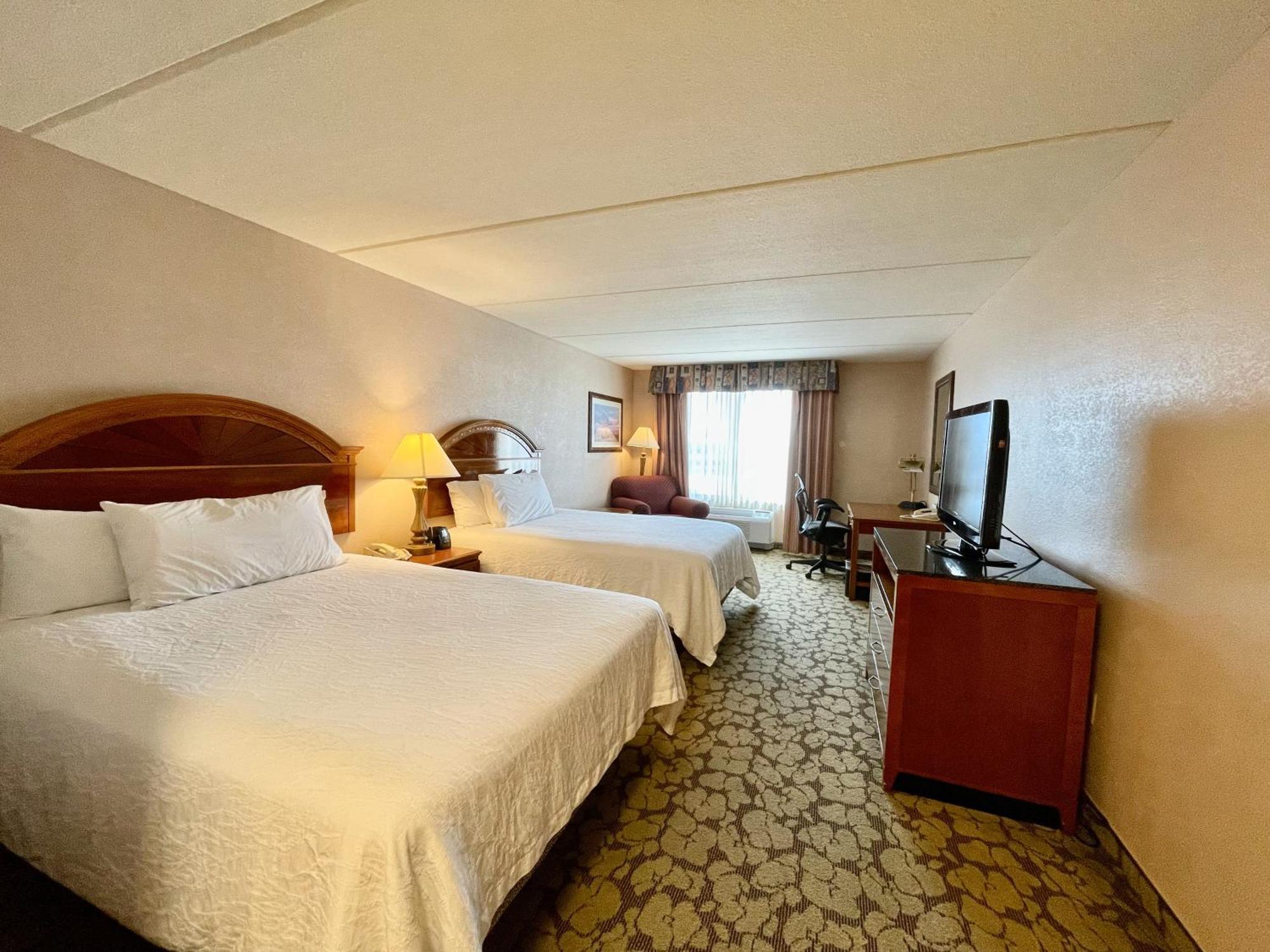 Quarto Queen com 2 Camas Queen-size e Banheira de Hidromassagem