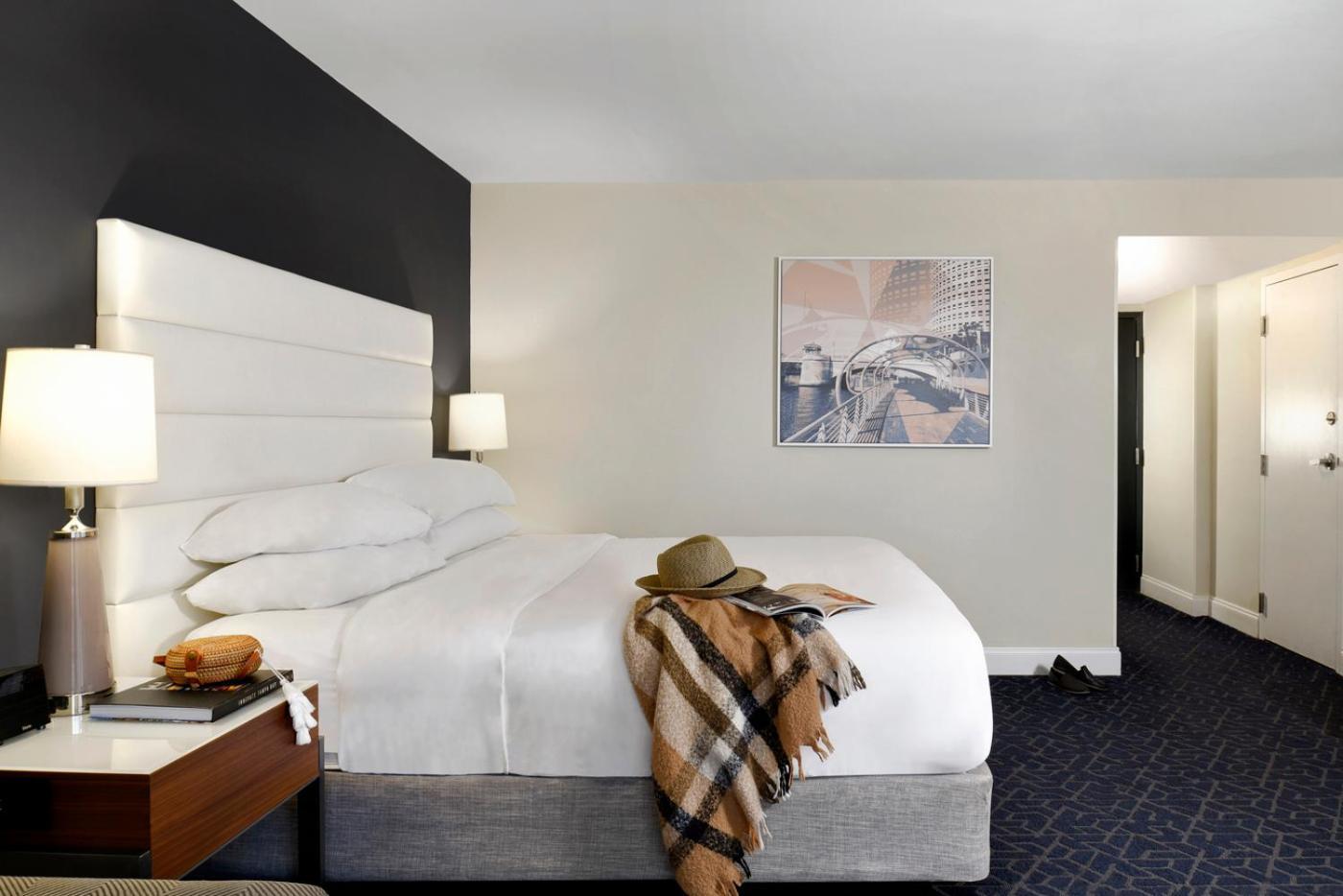 Corner King Room with Sofa Bed and Balcony - River View