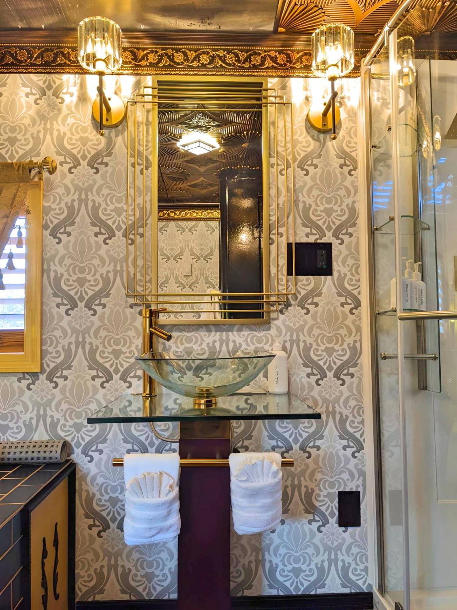 "Orient Express" - Queen Studio Private Caboose with Kitchen