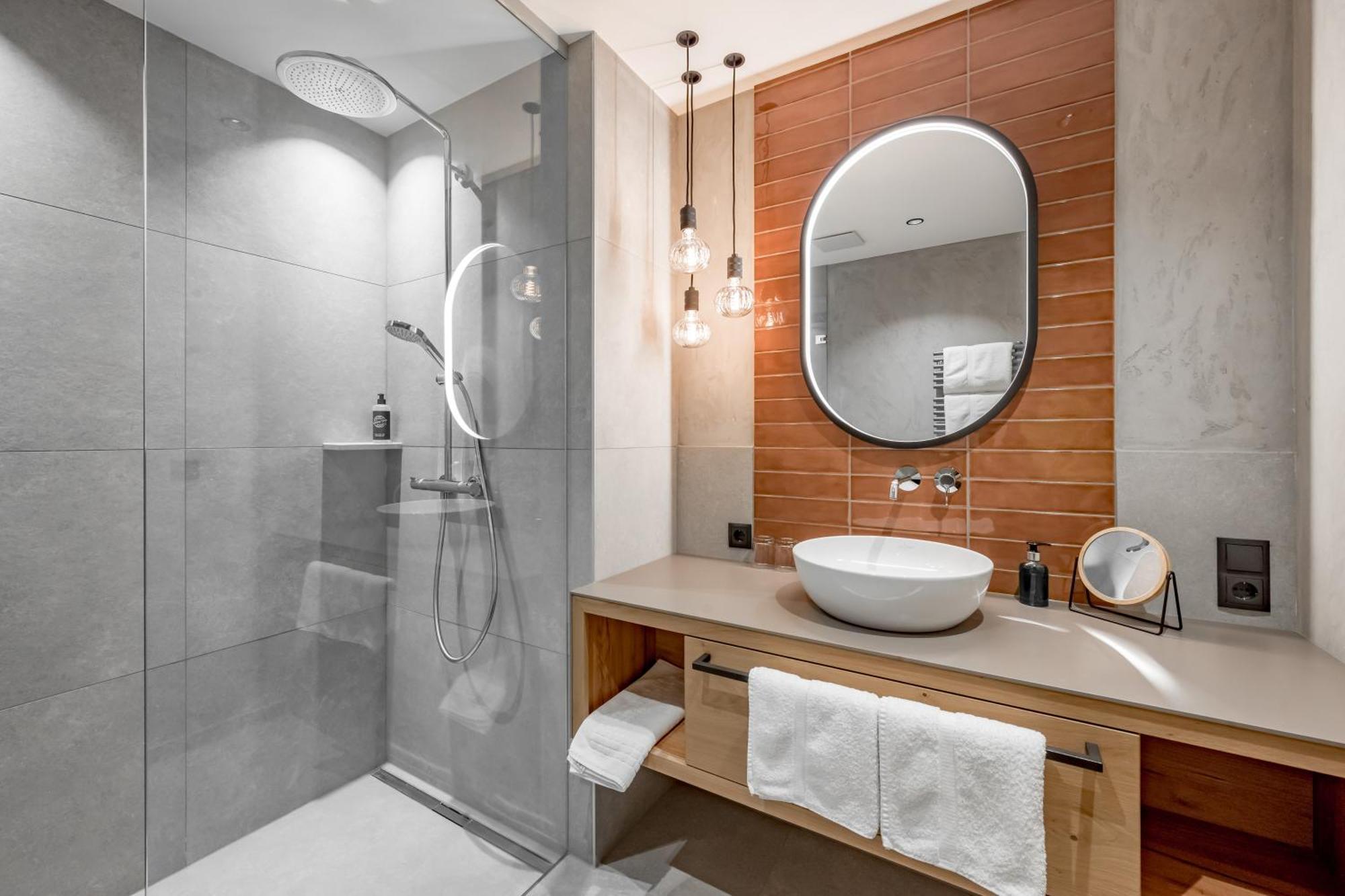 Double Room,1533996103:JPEG
