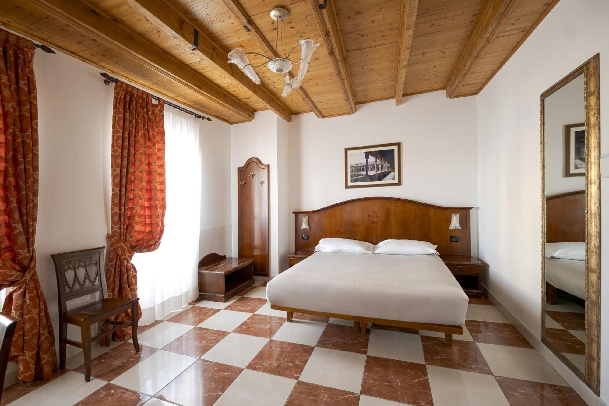 Standard Double or Twin Room,1534109533:JPEG