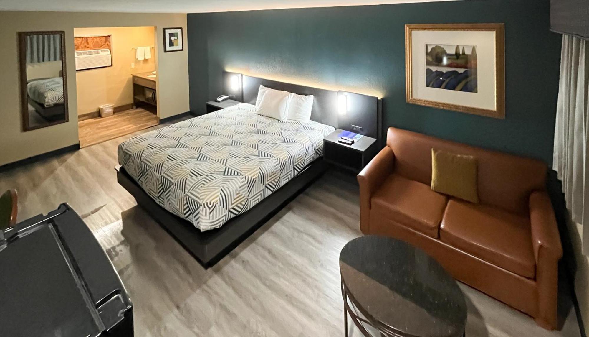 Deluxe King Room - Non-Smoking