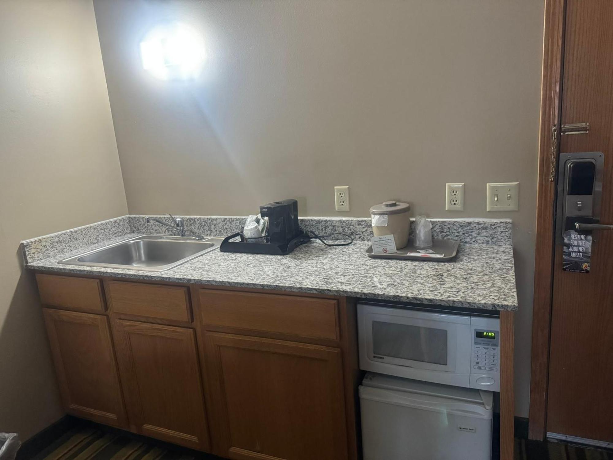 One-Bedroom King Suite - Non-Smoking
