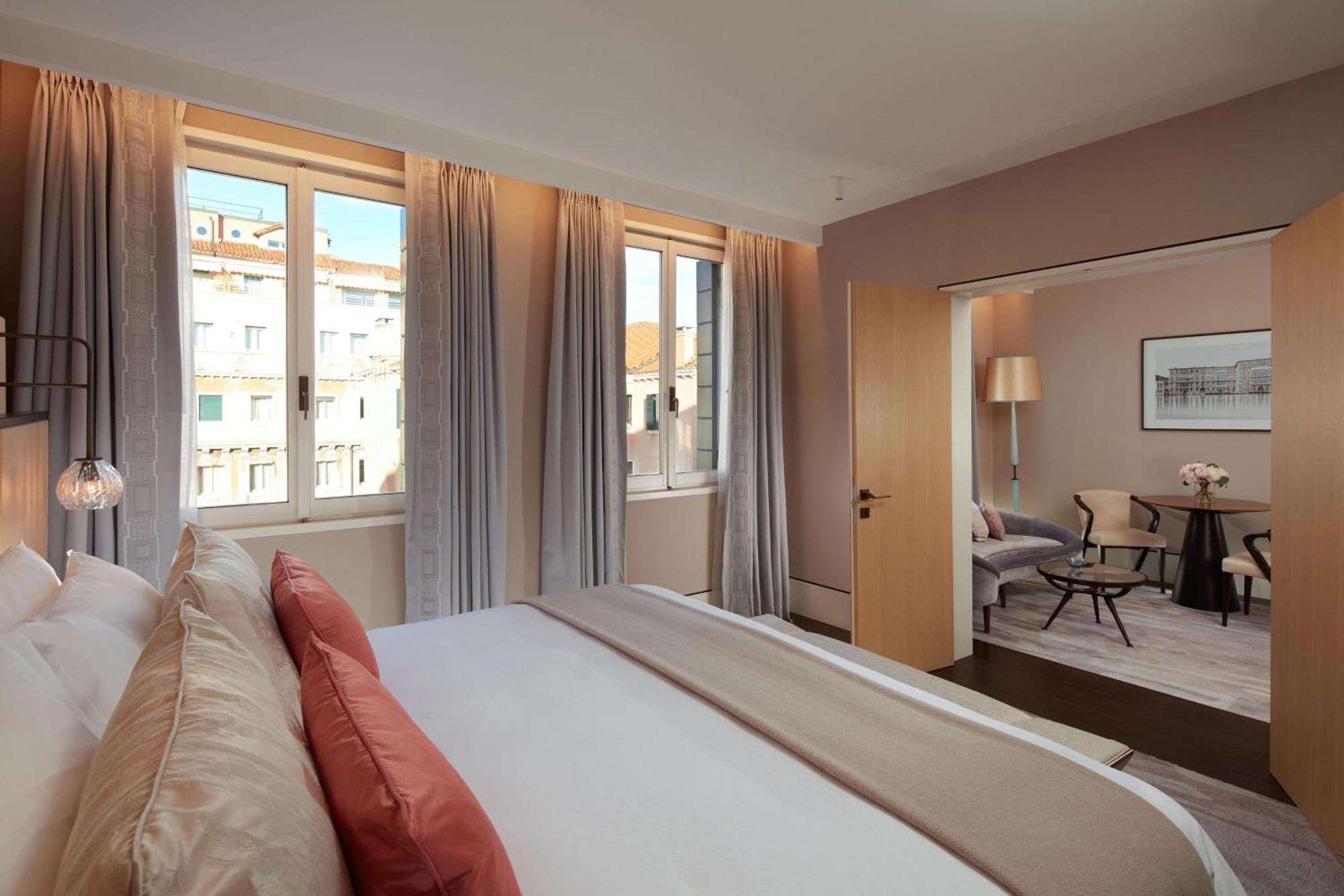 One-Bedroom Venetian King Suite with City View,1536257071:JPEG