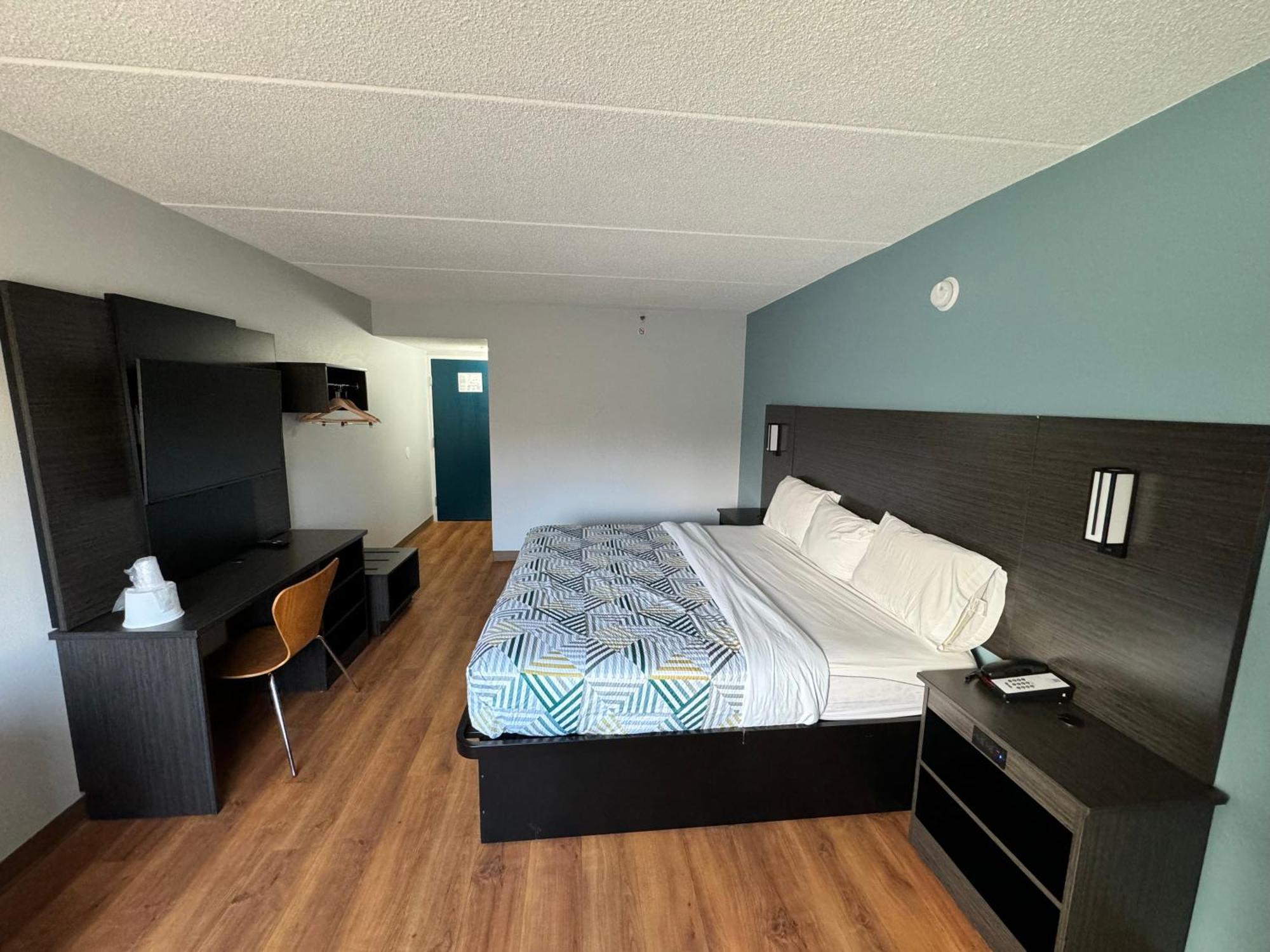 King Room with Roll-in Shower - Disability Access - Non-Smoking