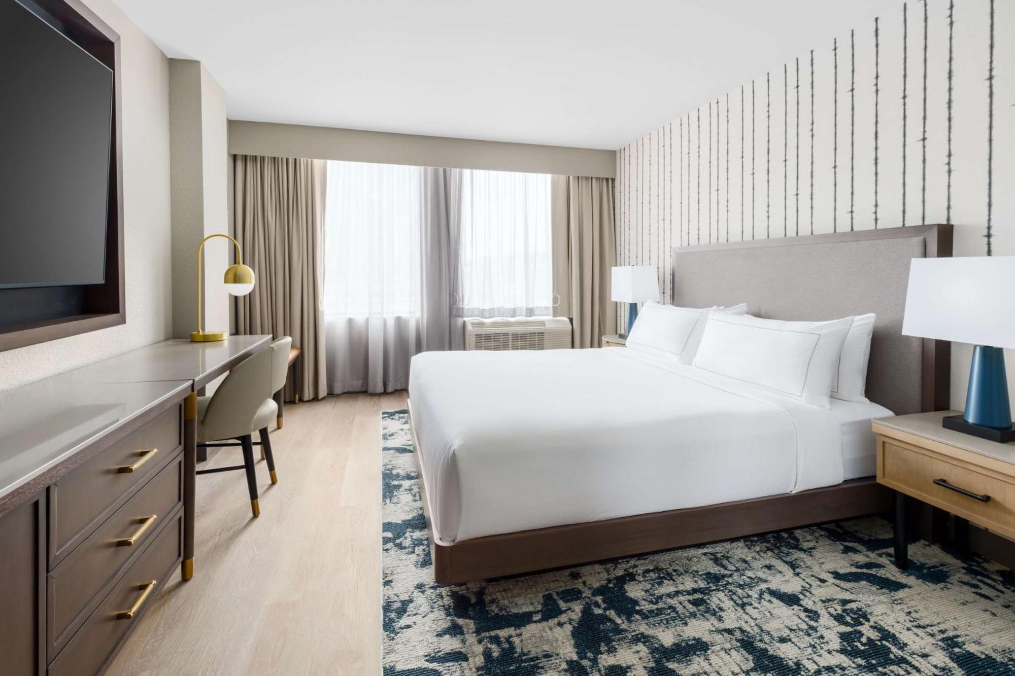 Deluxe King Room with Tub - Mobility Accessible