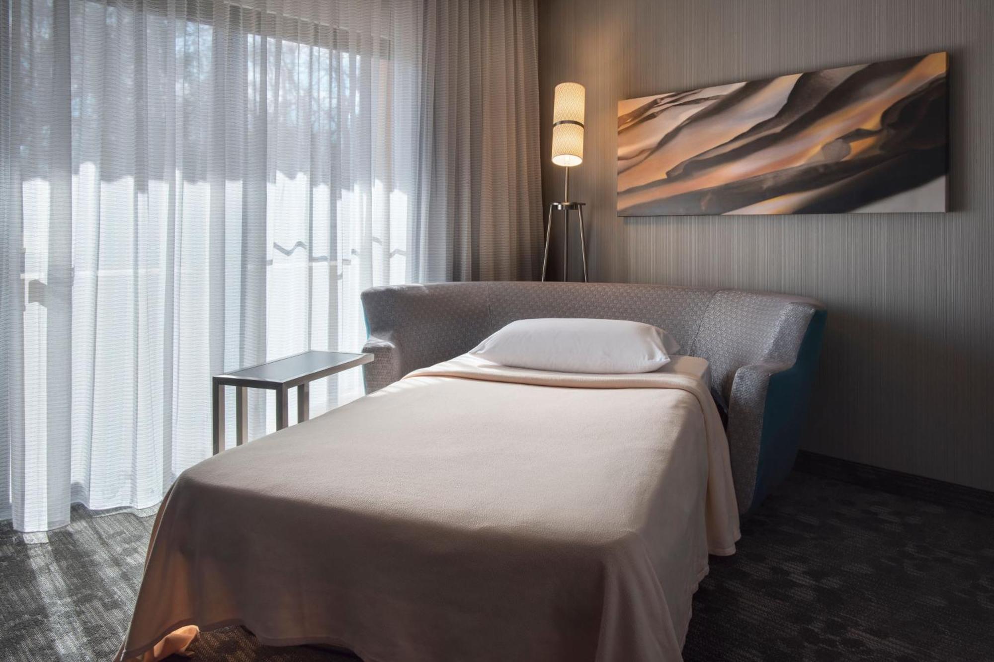 King Room with Courtyard View and Bathtub - Mobility Access/Hearing Accessible