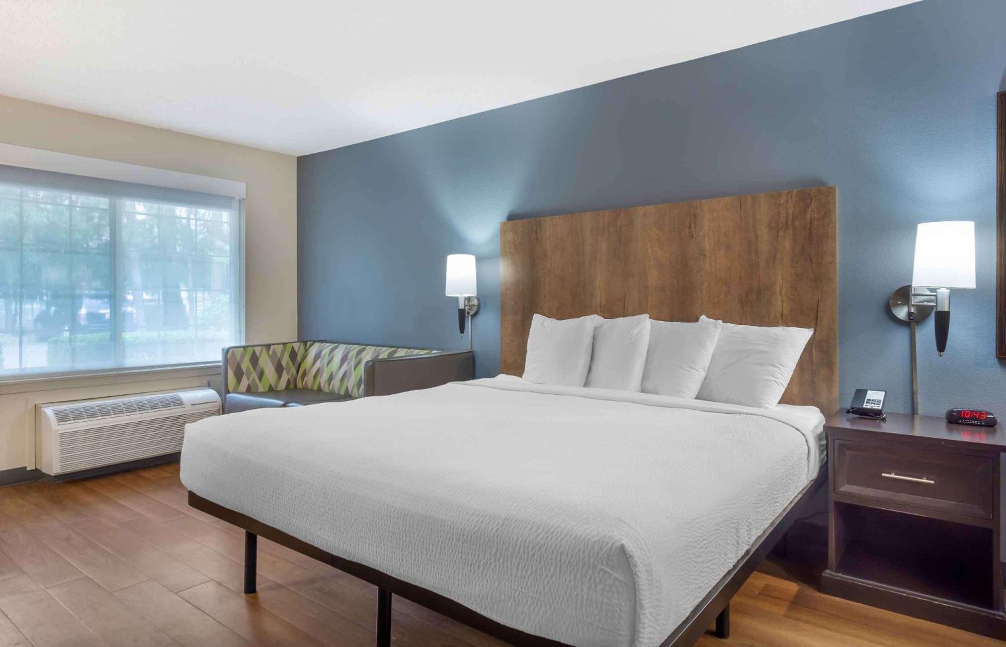 Deluxe Studio with 1 King Bed - Non-Smoking,1540459018:JPEG