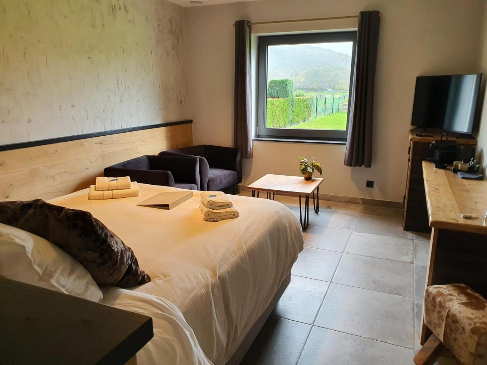 Kamer met Queensize Bed en Uitzicht op de Tuin