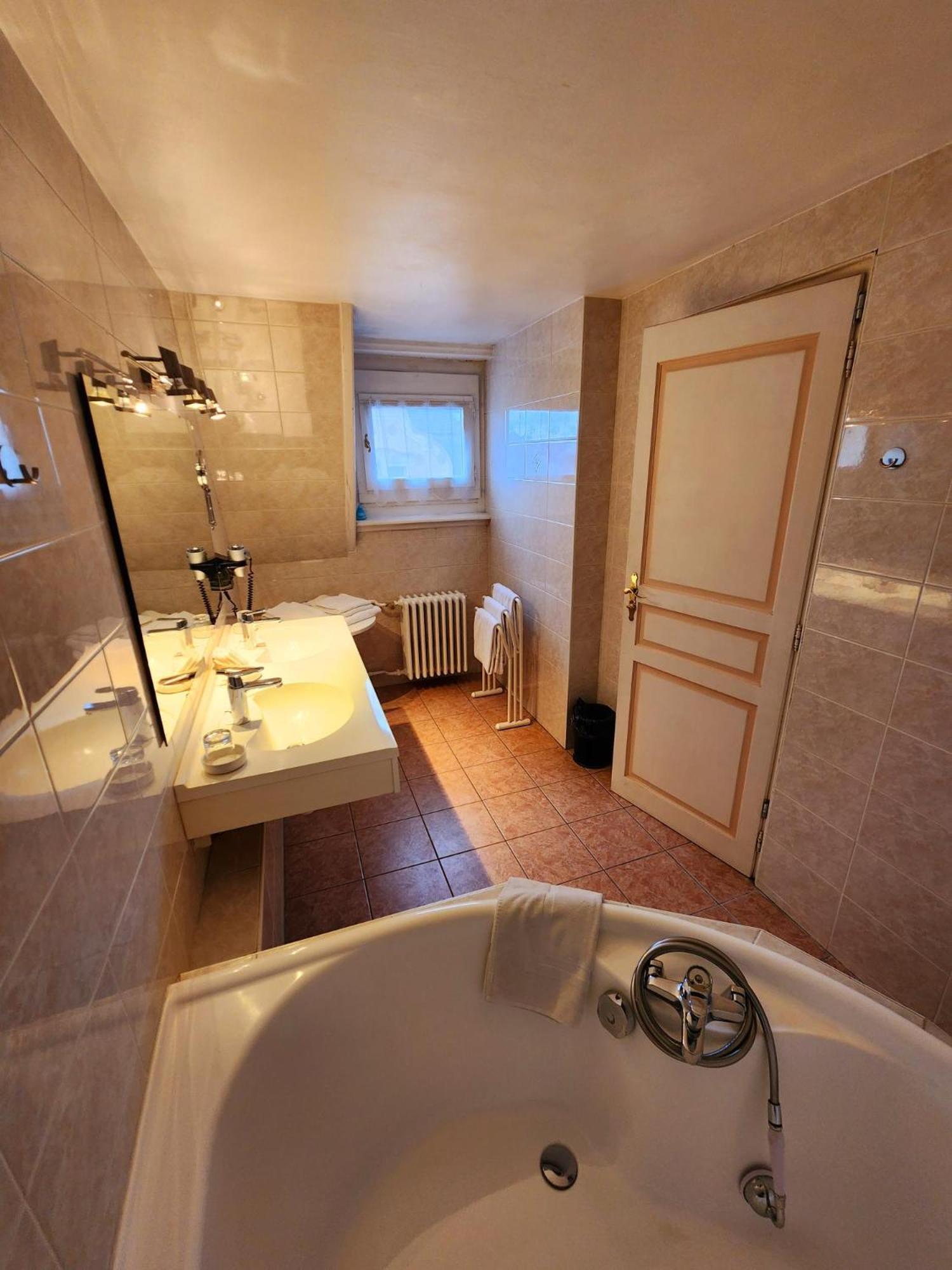 Chambre Familiale avec Salle de Bains