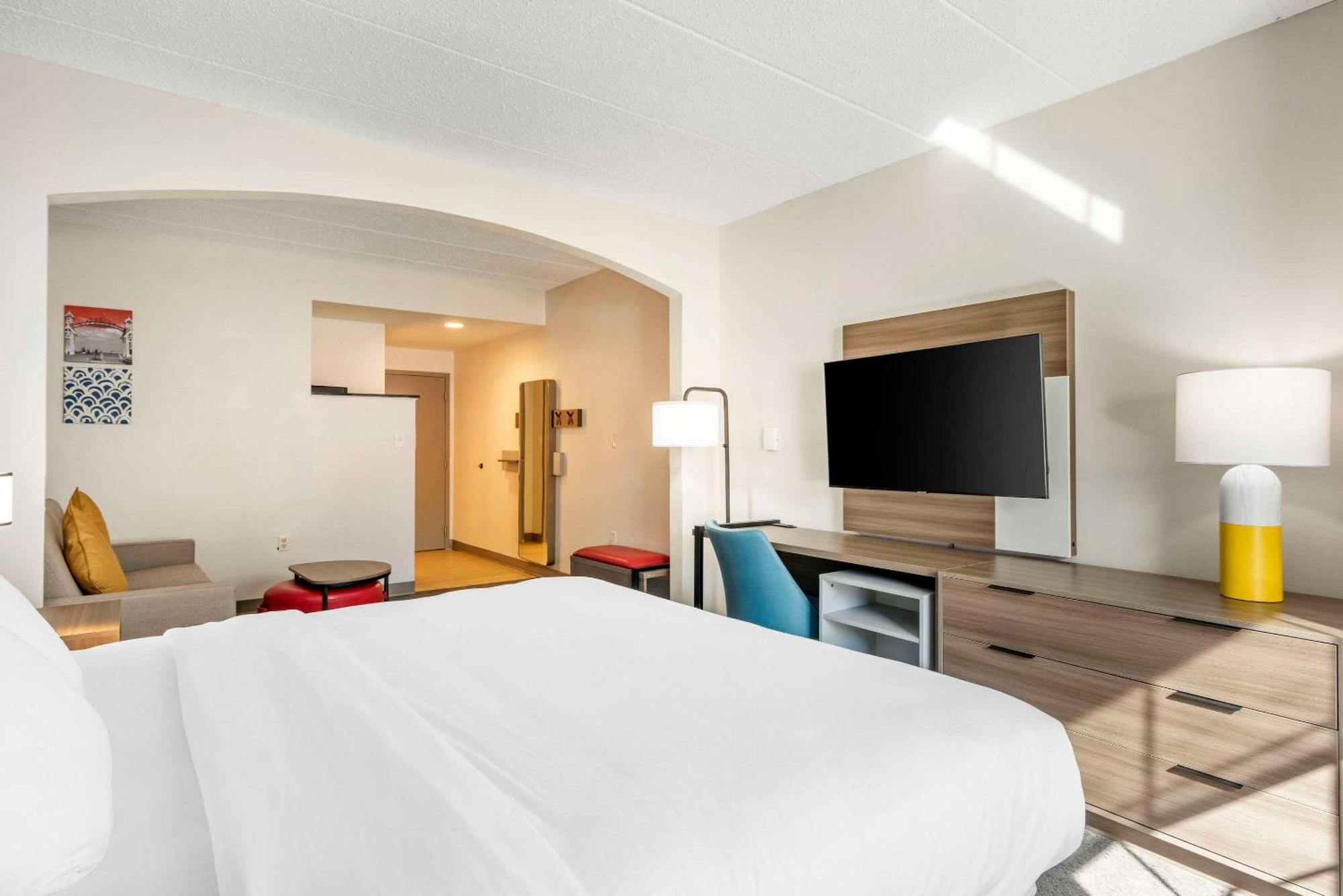 Superior King Suite - Non-Smoking,1541523856:JPEG