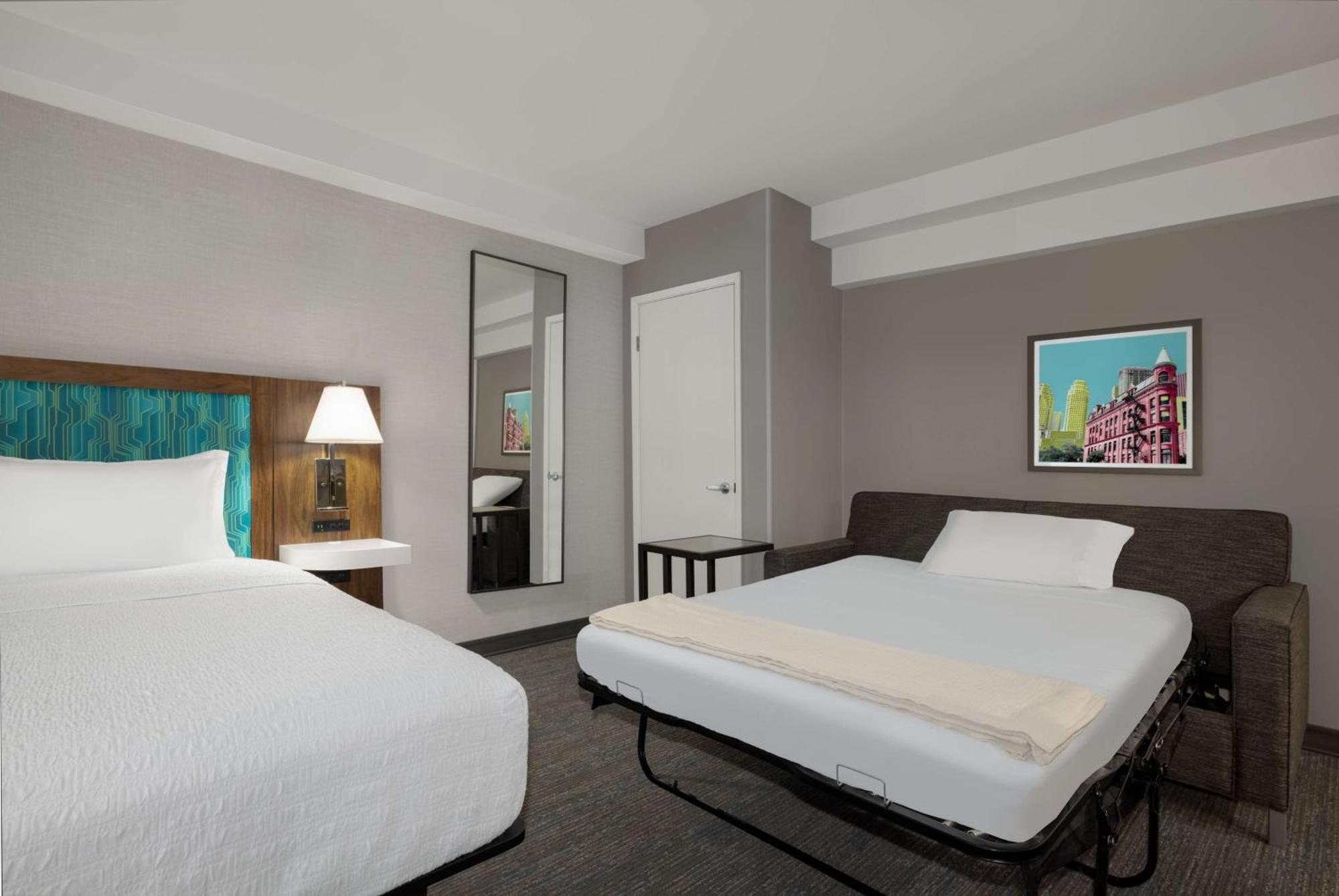Quarto com Cama King-size, Sofá-cama e Vista do Pátio