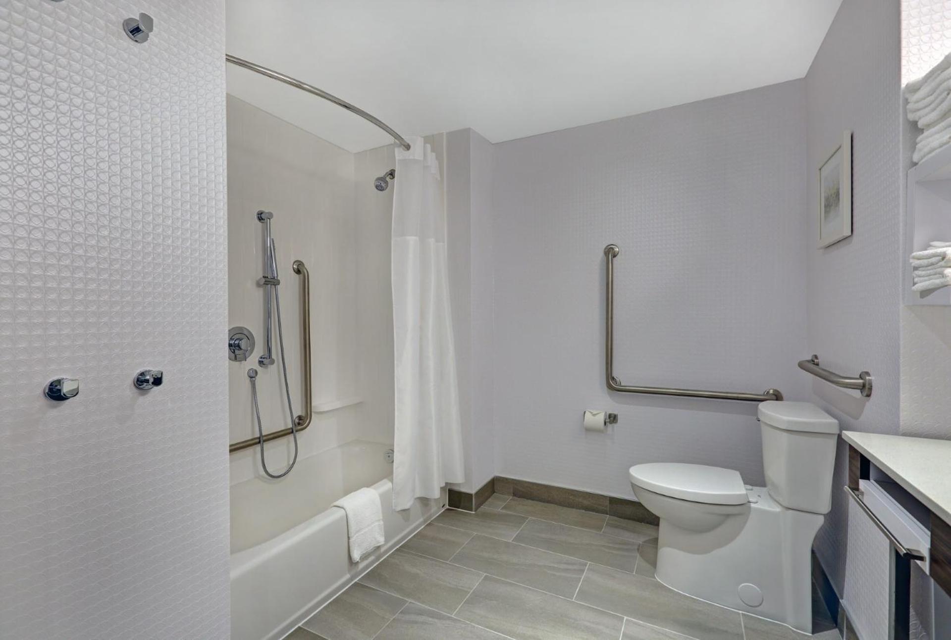 King Room with Accessible Tub - Mobility and Hearing Access/Non-Smoking