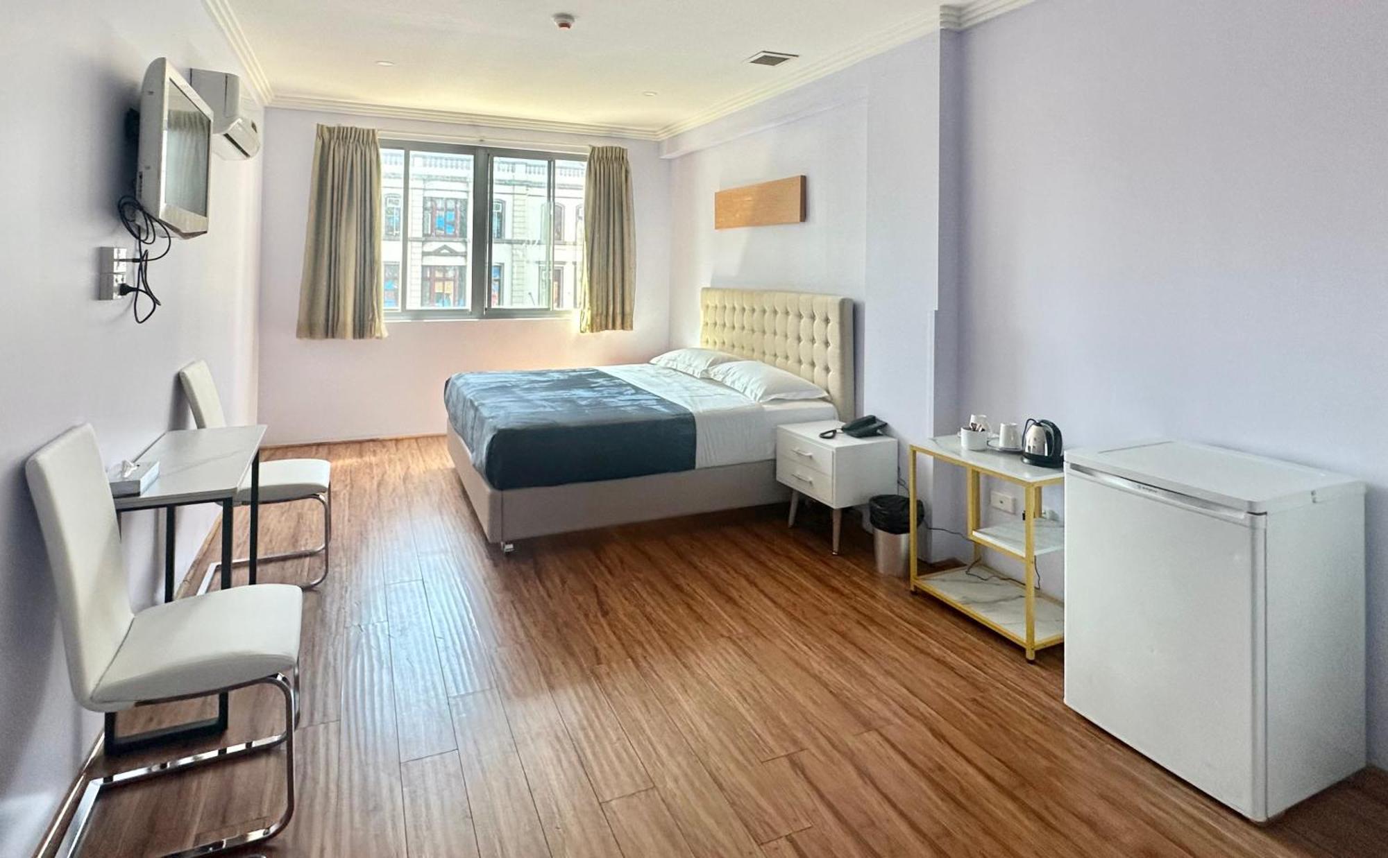 Zimmer mit Kingsize-Bett und Gemeinschaftsbad.