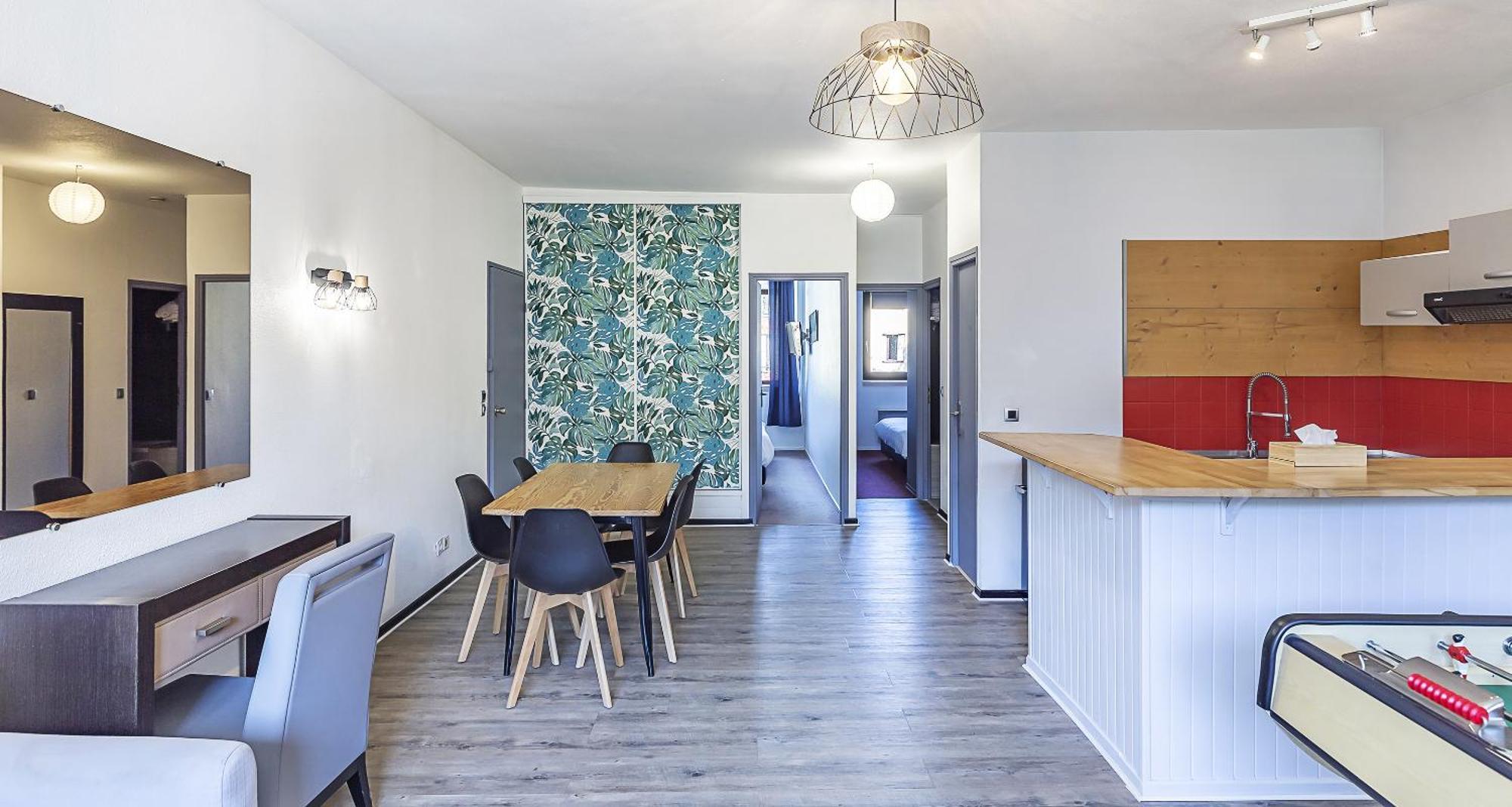 Two-Bedroom Apartment Two Queen Beds One Single Bed Non-Smoking,1540643740:JPEG