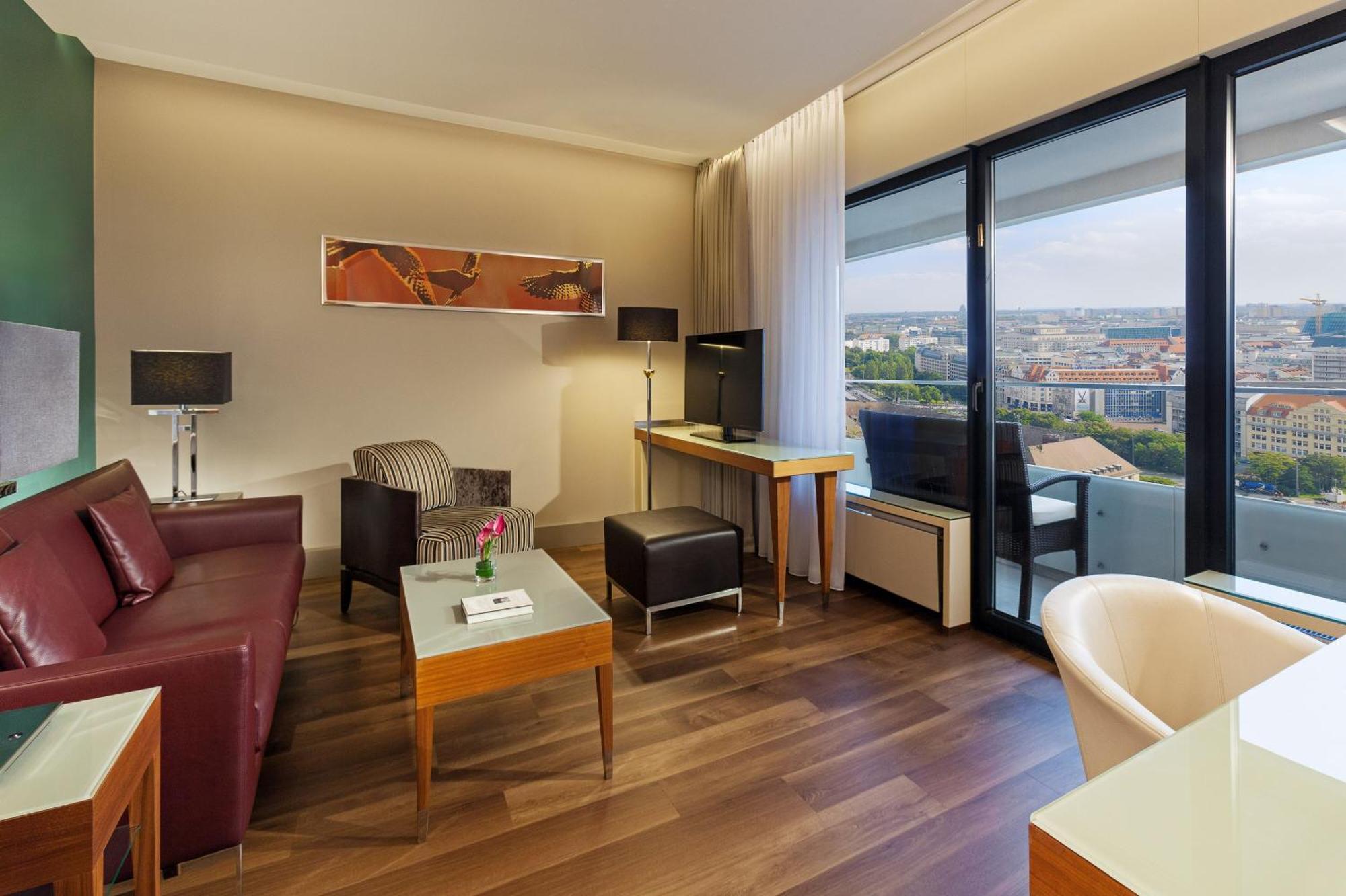 Deluxe Suite, 1 Bedroom Suite, 1 King, City view, Balcony,1543995382:JPEG