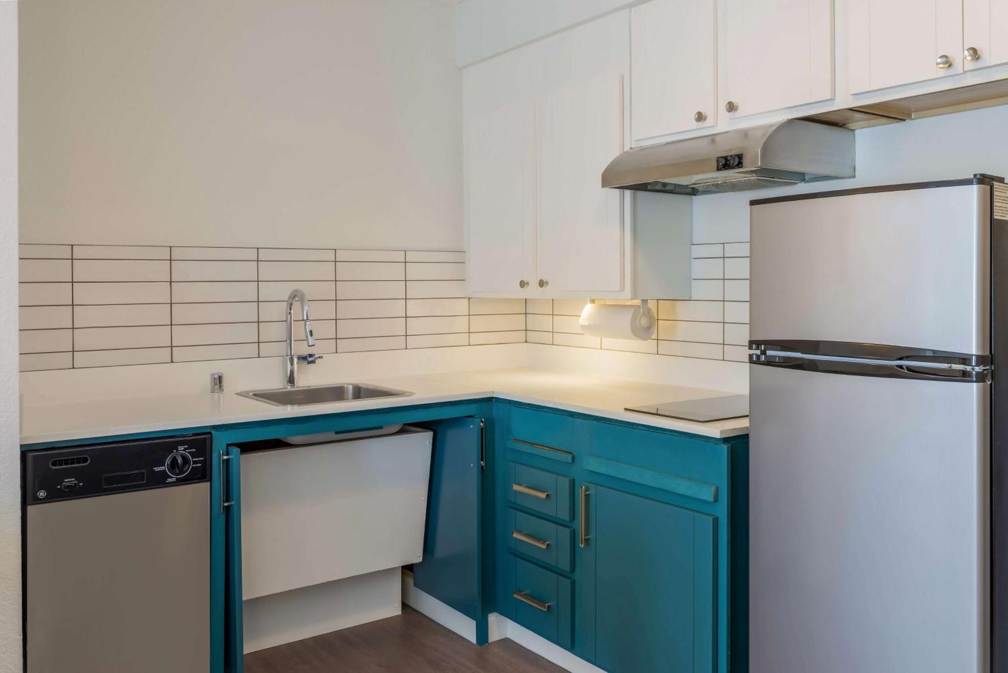 One-Bedroom Queen Suite with Bathtub - Mobility Accessible