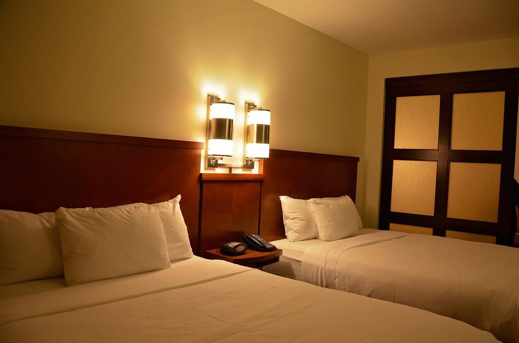 Queen Room with Two Queen Beds and Sofa Bed - High Floor