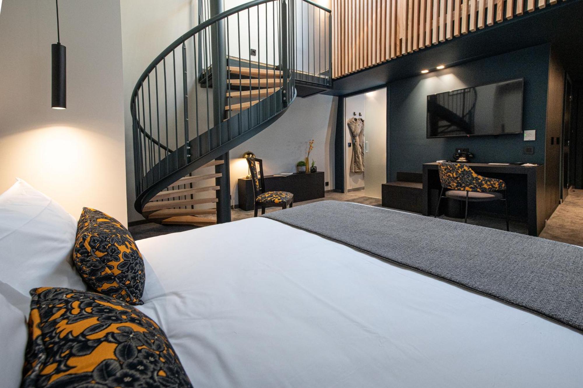 Duplex Suite One Queen Bed Four Single Beds Non-Smoking,1547600359:JPEG