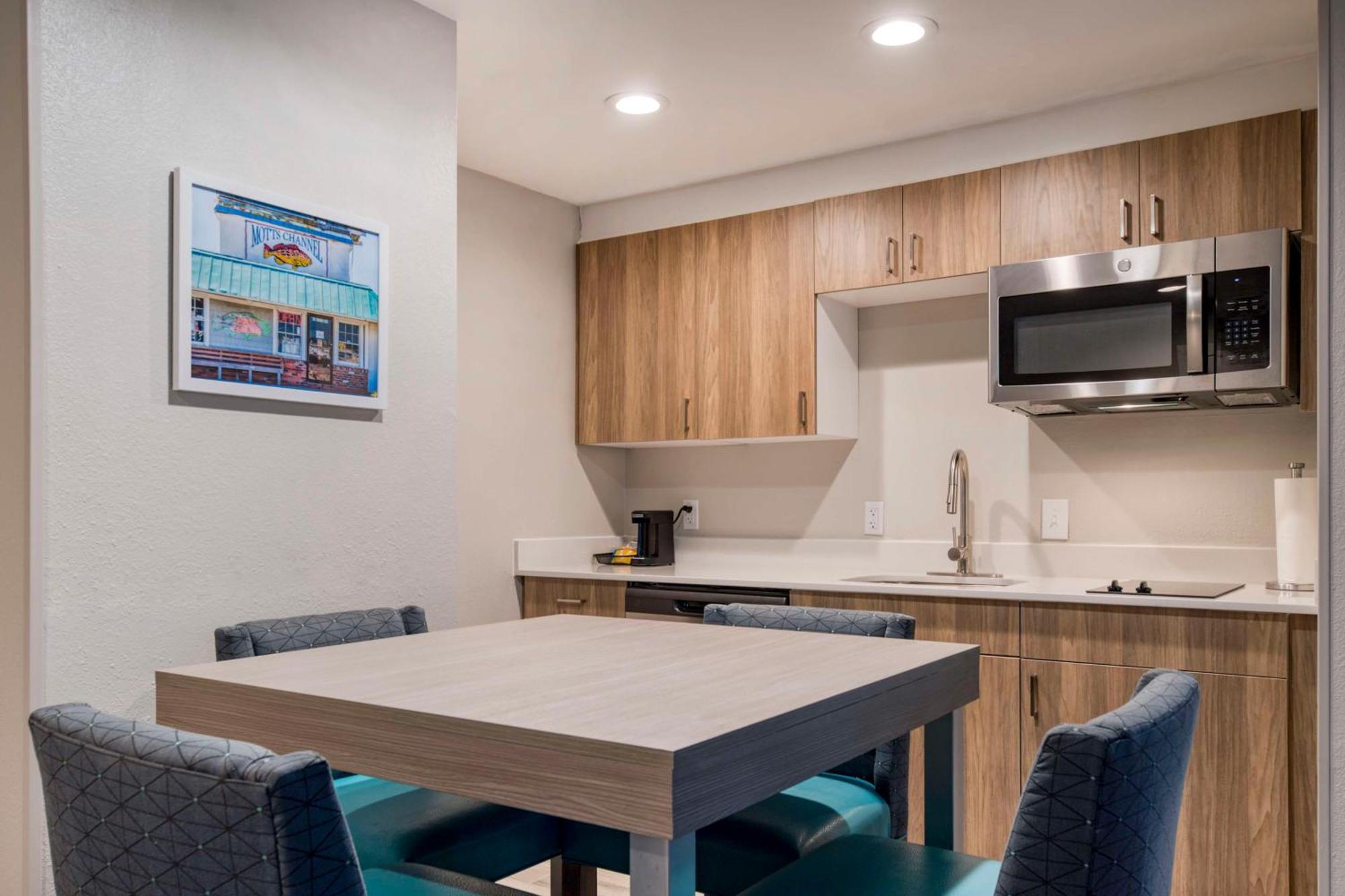 One-Bedroom King Suite with Kitchen - Non-Smoking