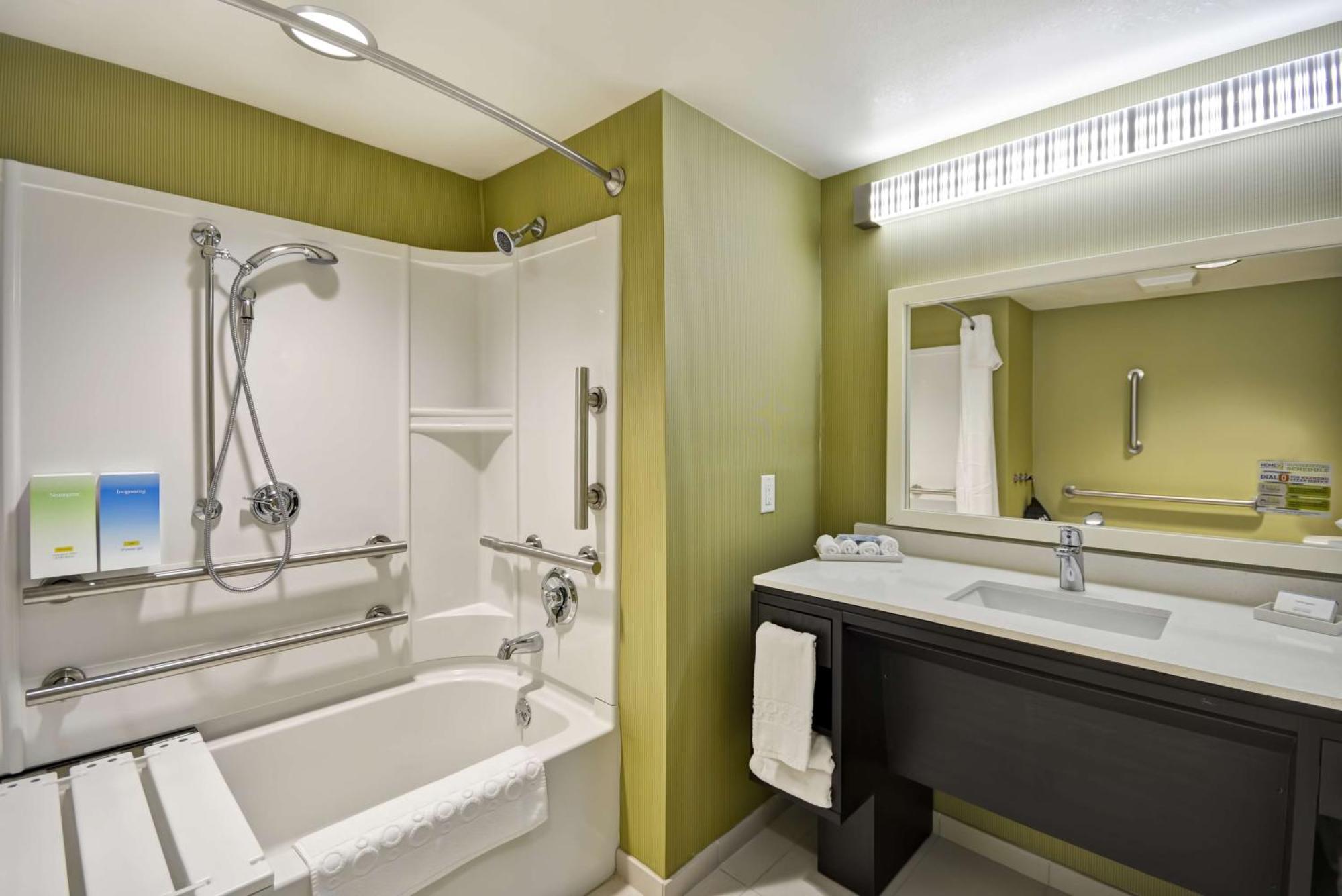 Queen Suite - Mobility Access/Non-Smoking,1548126418:JPEG