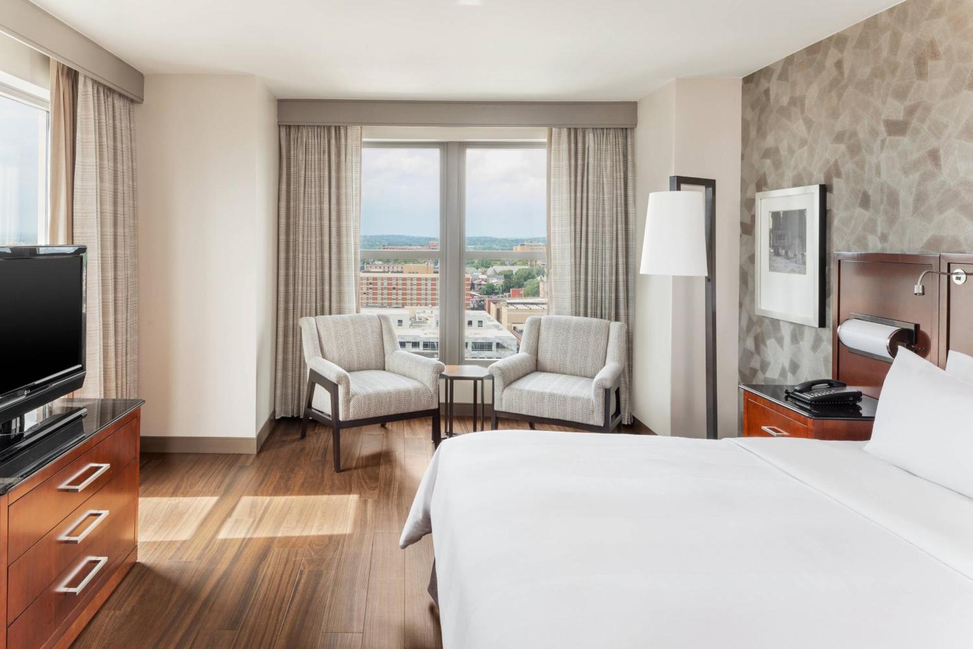 Deluxe West Corner King, Larger Guest room, 1 King