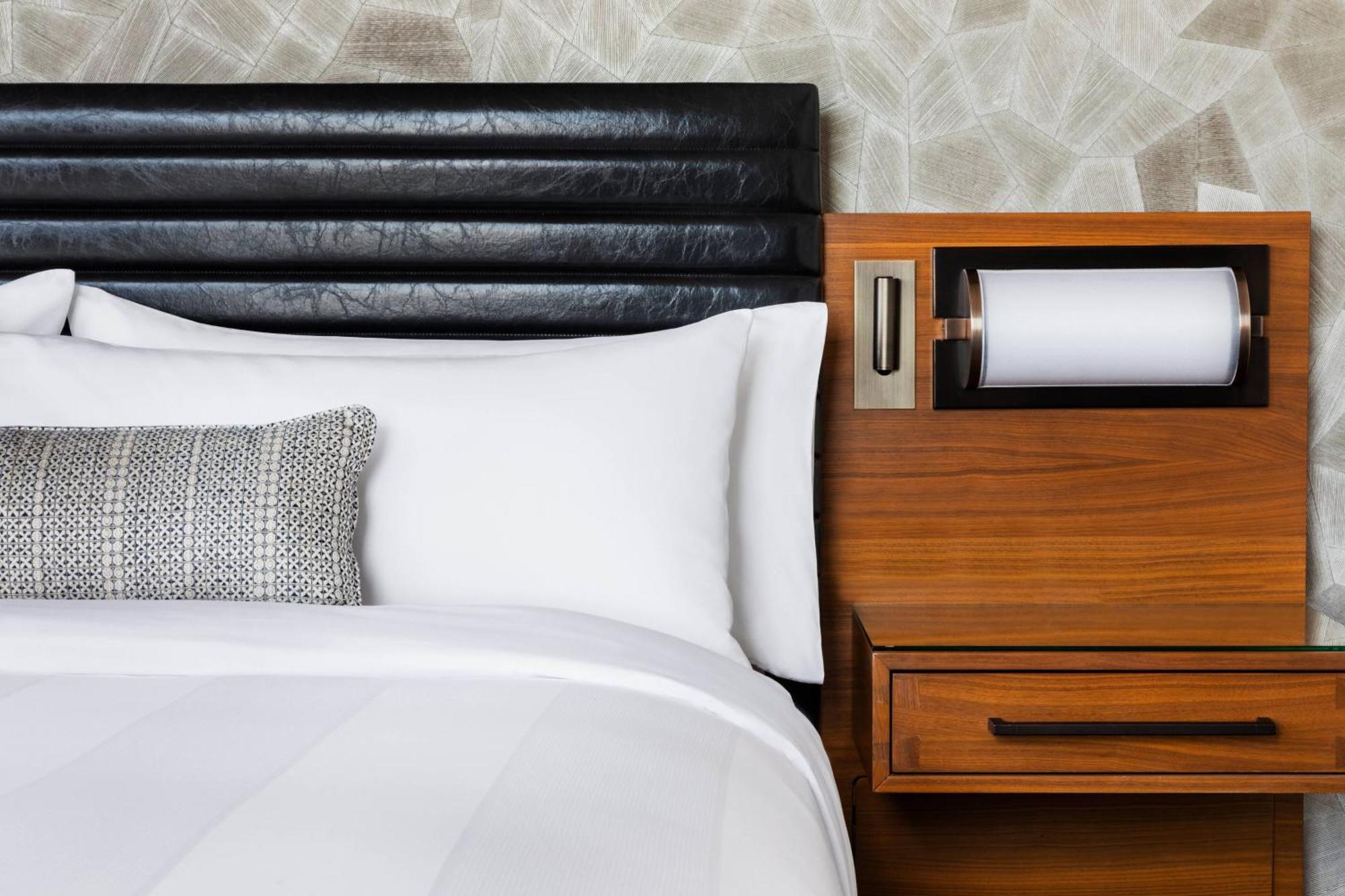 Deluxe East Corner King, Guest room, 1 King, City view