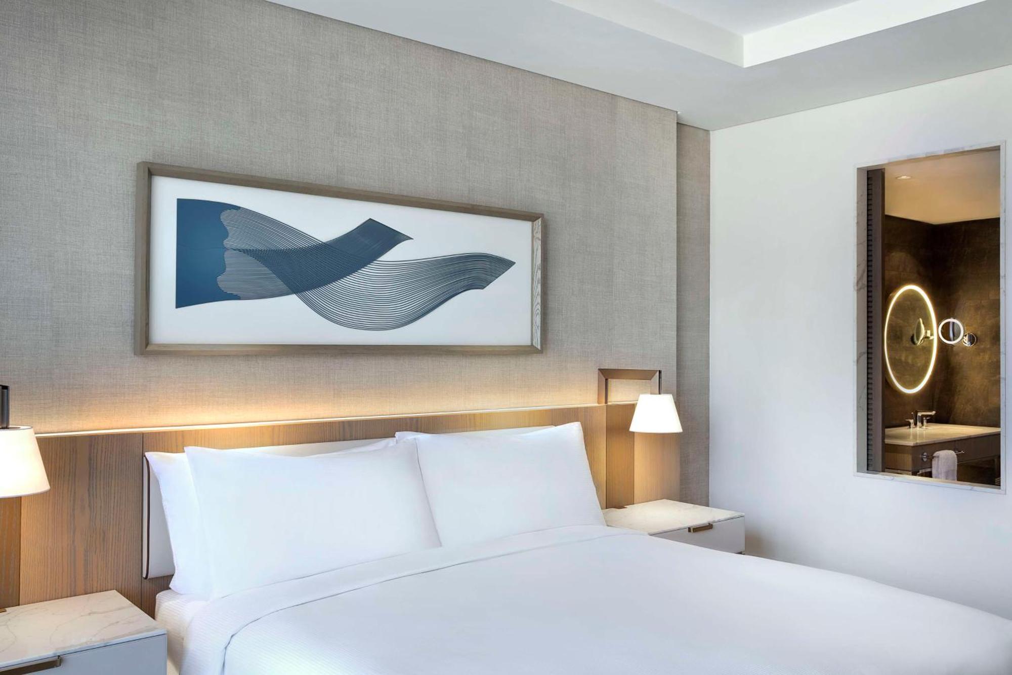 Deluxe Zimmer mit Kingsize-Bett und Poolblick – Zugang zum Themenpark