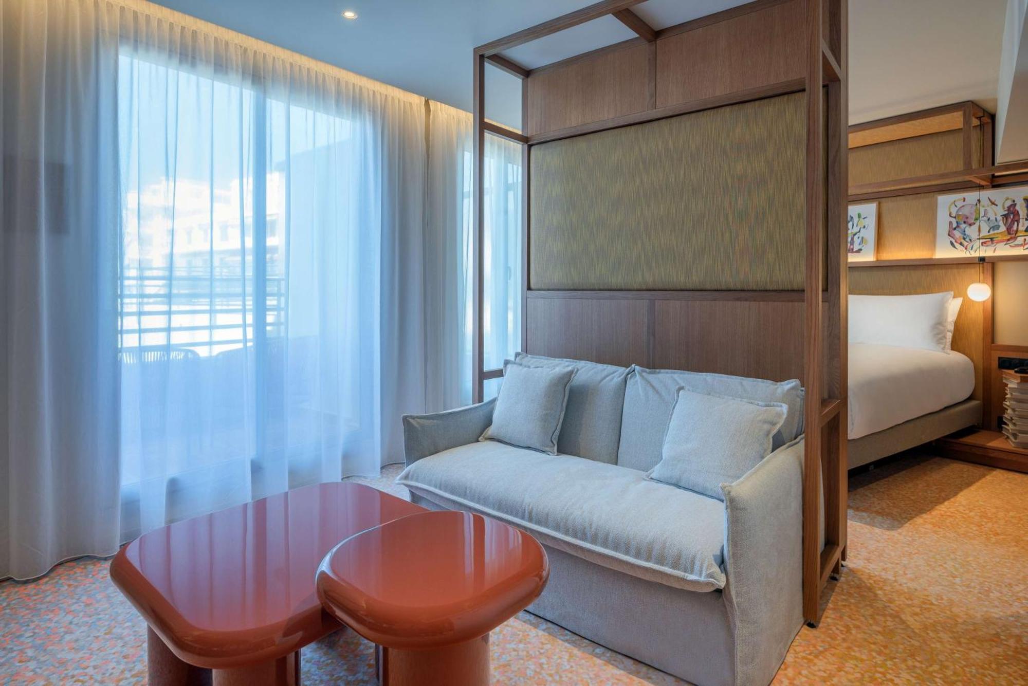 Suite Junior con cama extragrande y vistas parciales al mar