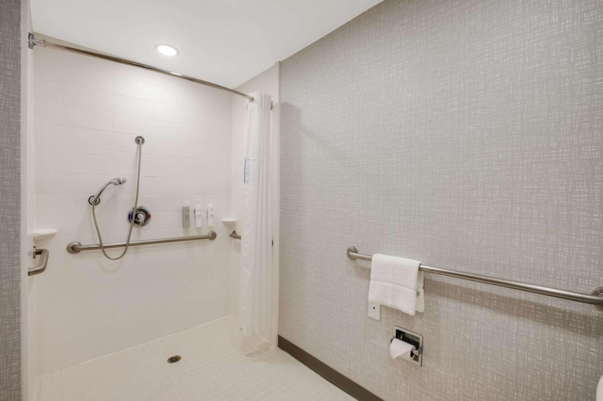 Queen Room with Roll-In Shower - Mobility Access/Non-Smoking