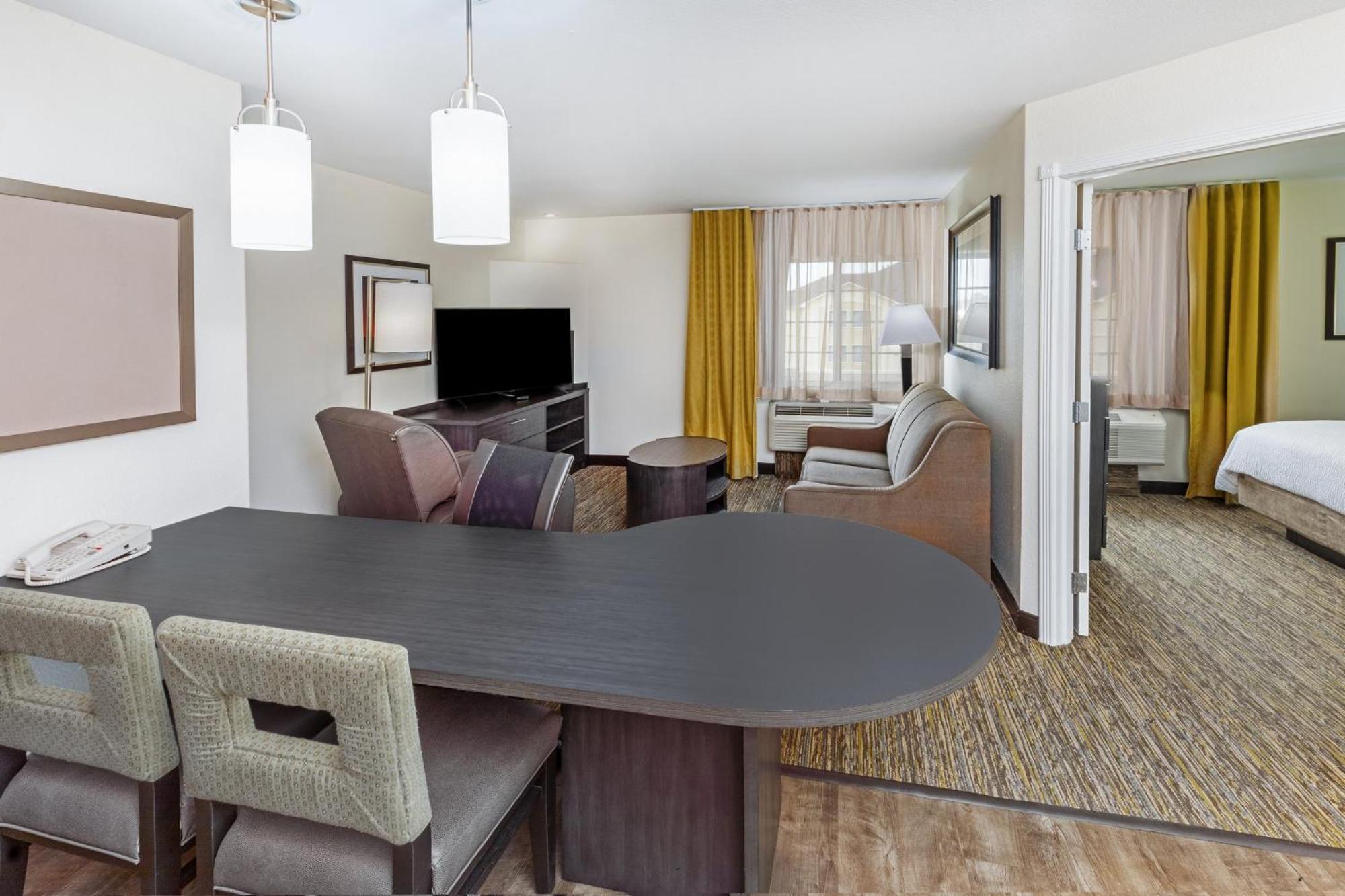 Queen Suite - Non-Smoking