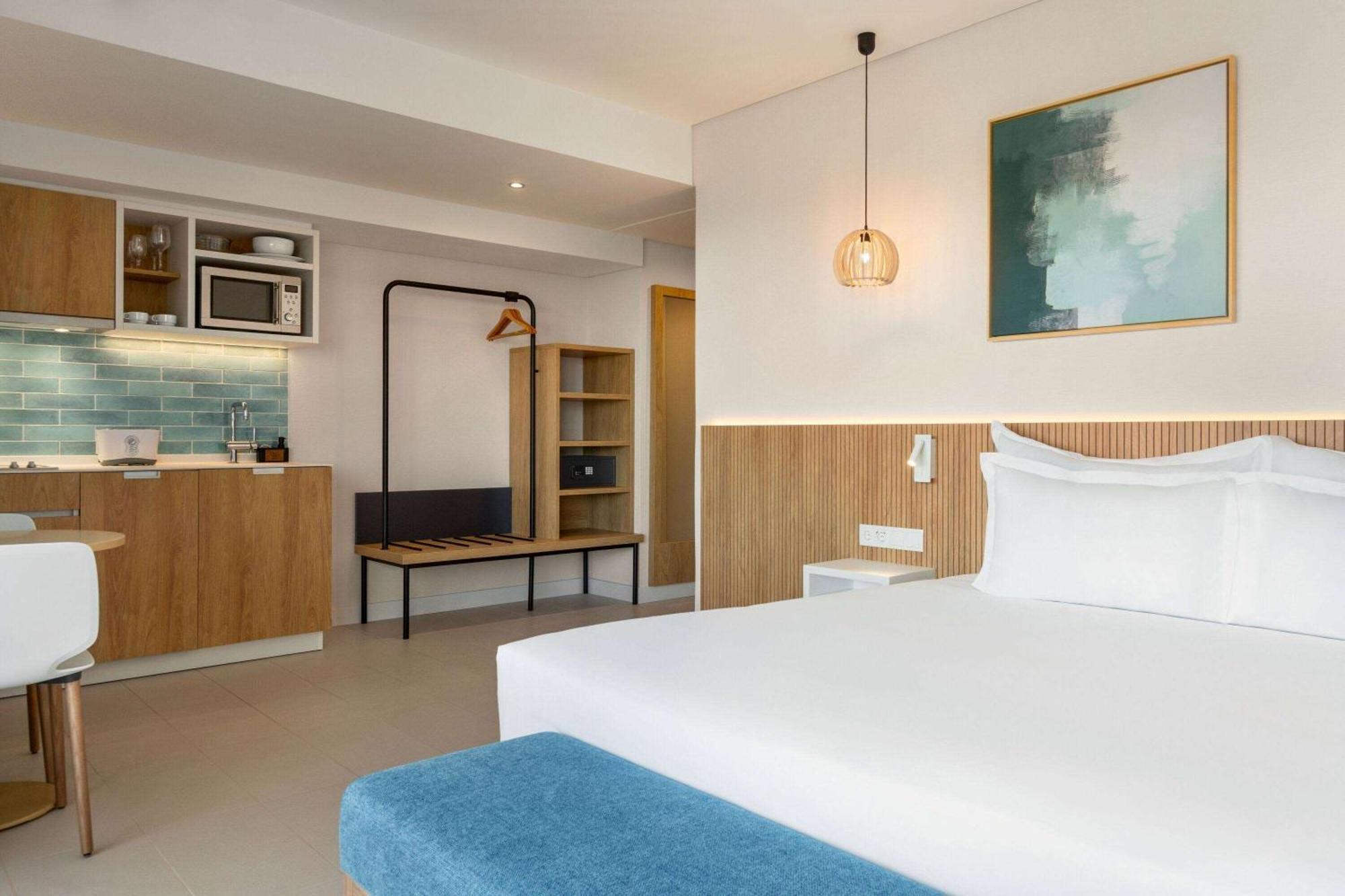 Estudio con vistas laterales al mar