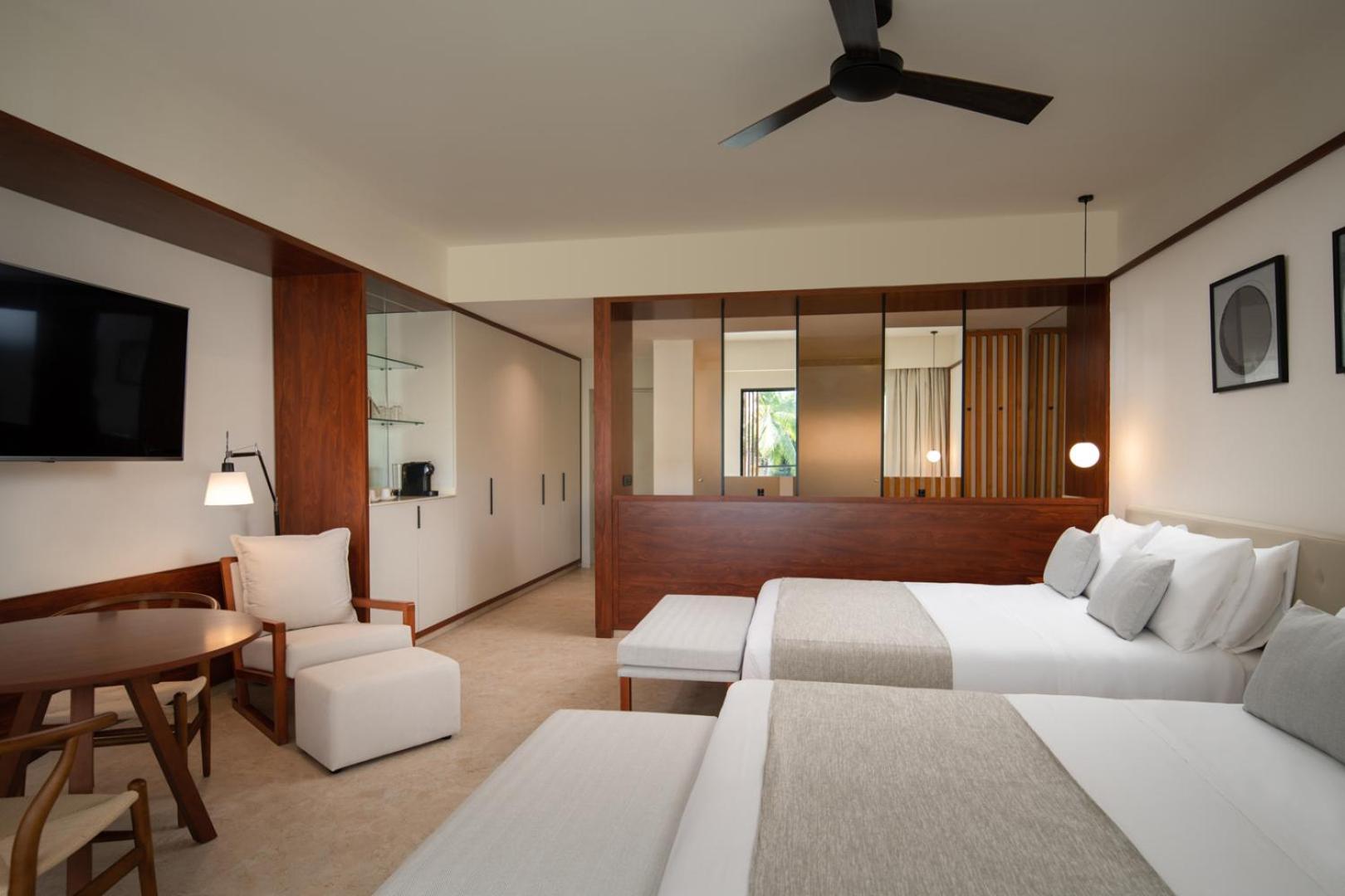 Junior Suite Deluxe mit 2 Doppelbetten und Poolblick