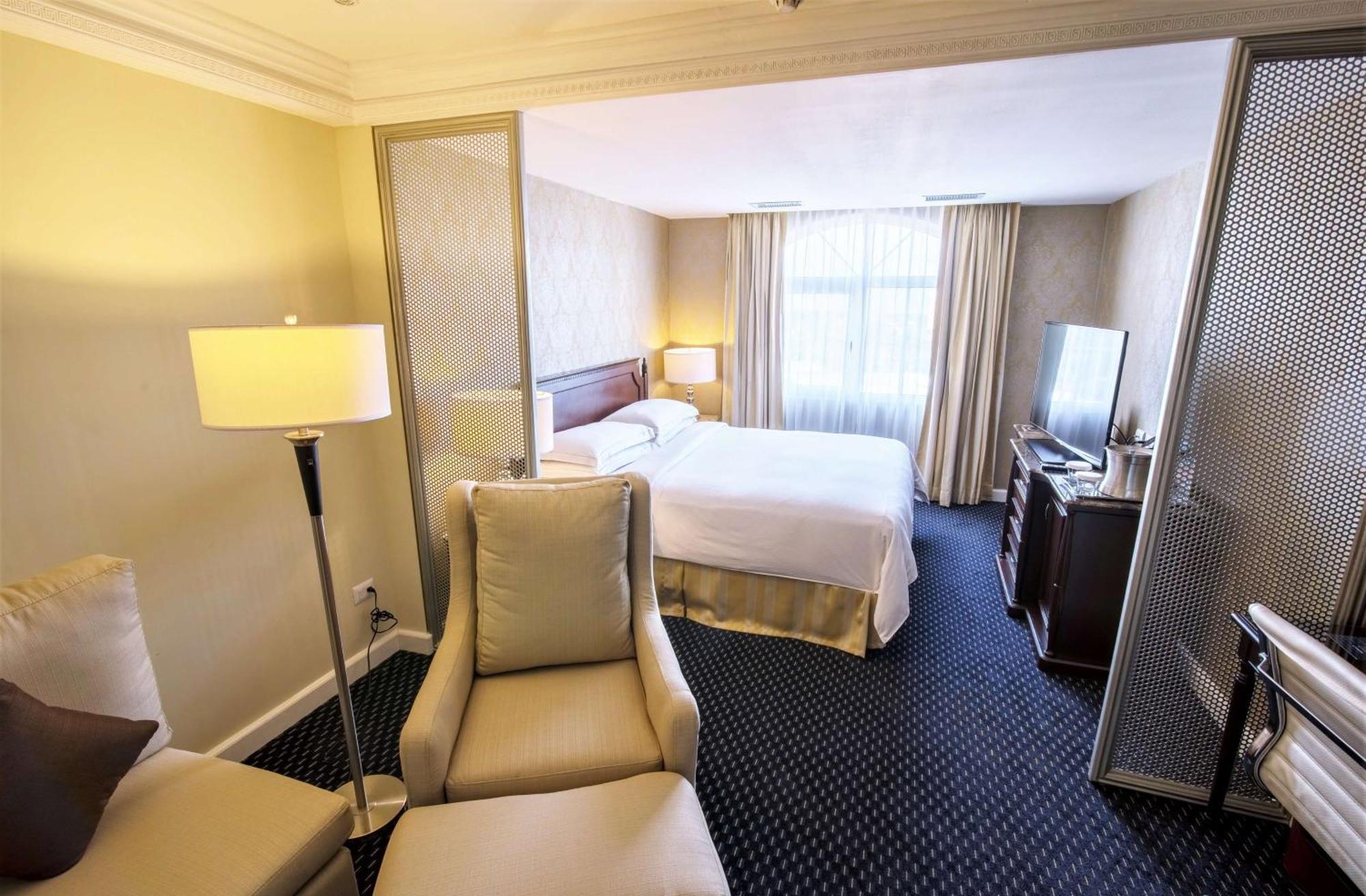 Suite Junior con cama extragrande y zona de estar