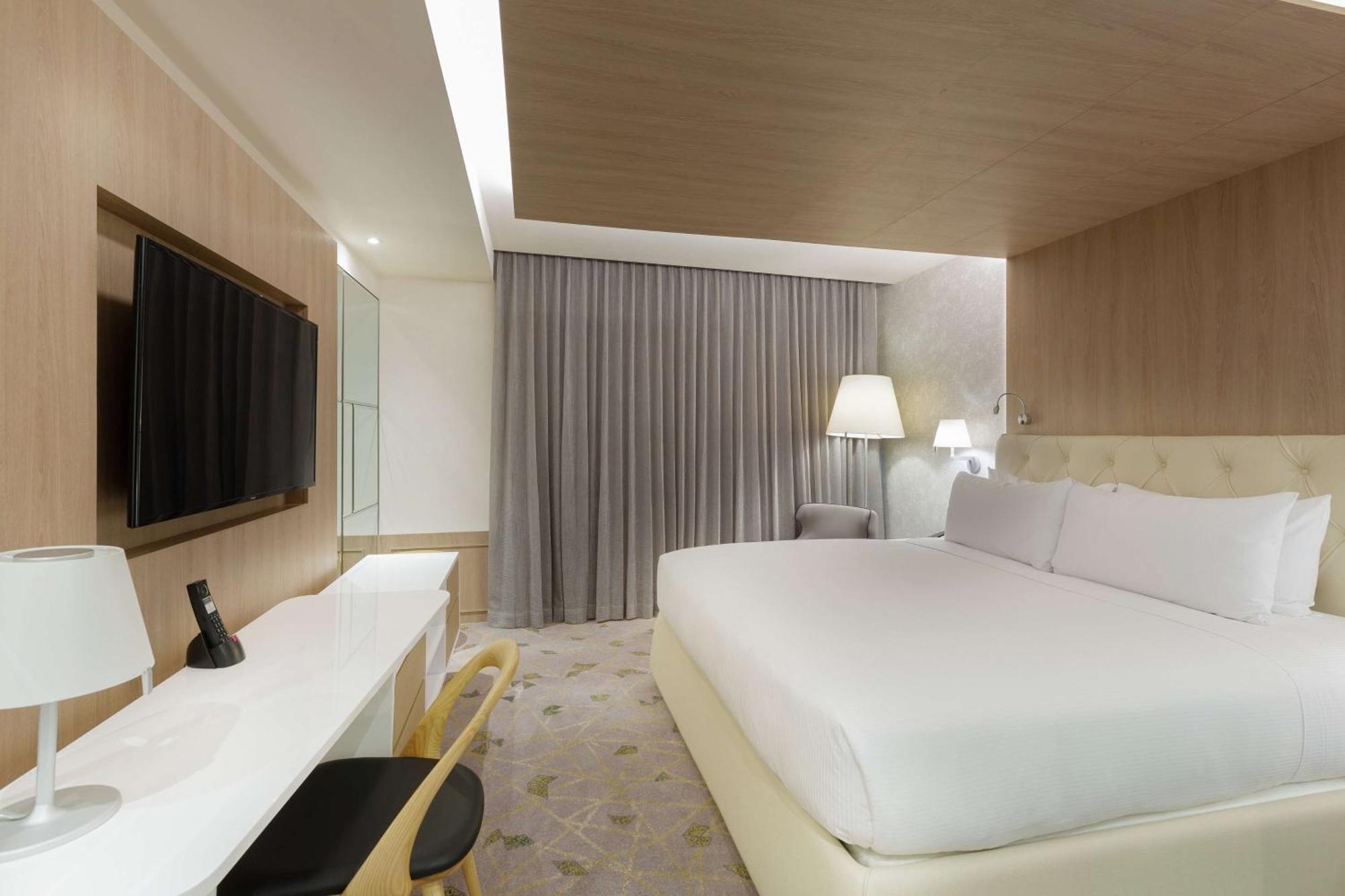 Zimmer mit Kingsize-Bett