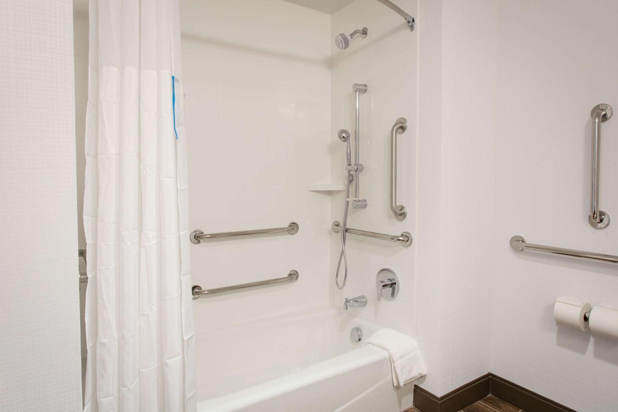 King Room with Tub - Mobility Access