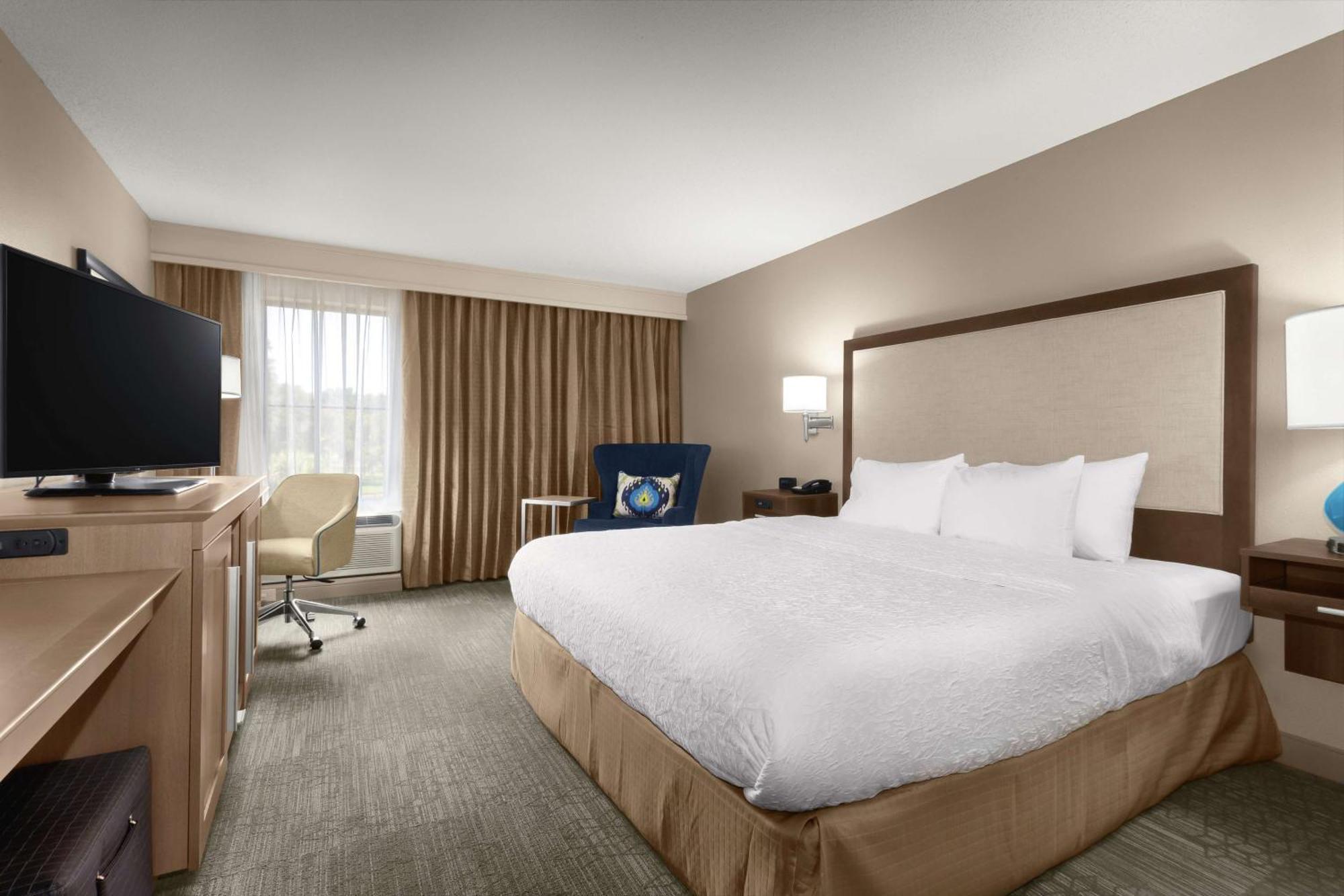 King Room with Accessible Tub - Mobility and Hearing Access/Non-Smoking