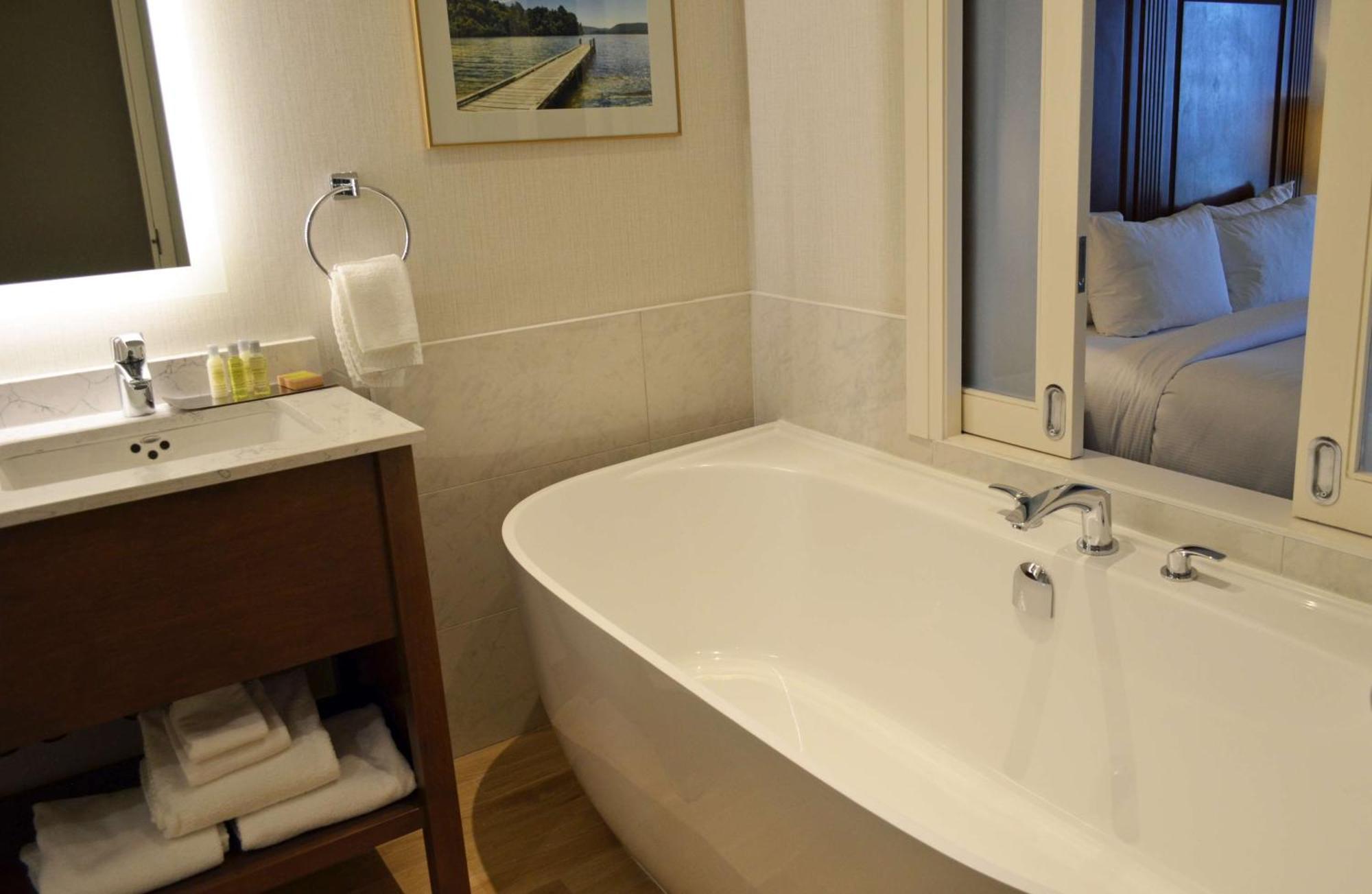 King Room with Soaker Tub and American Falls View