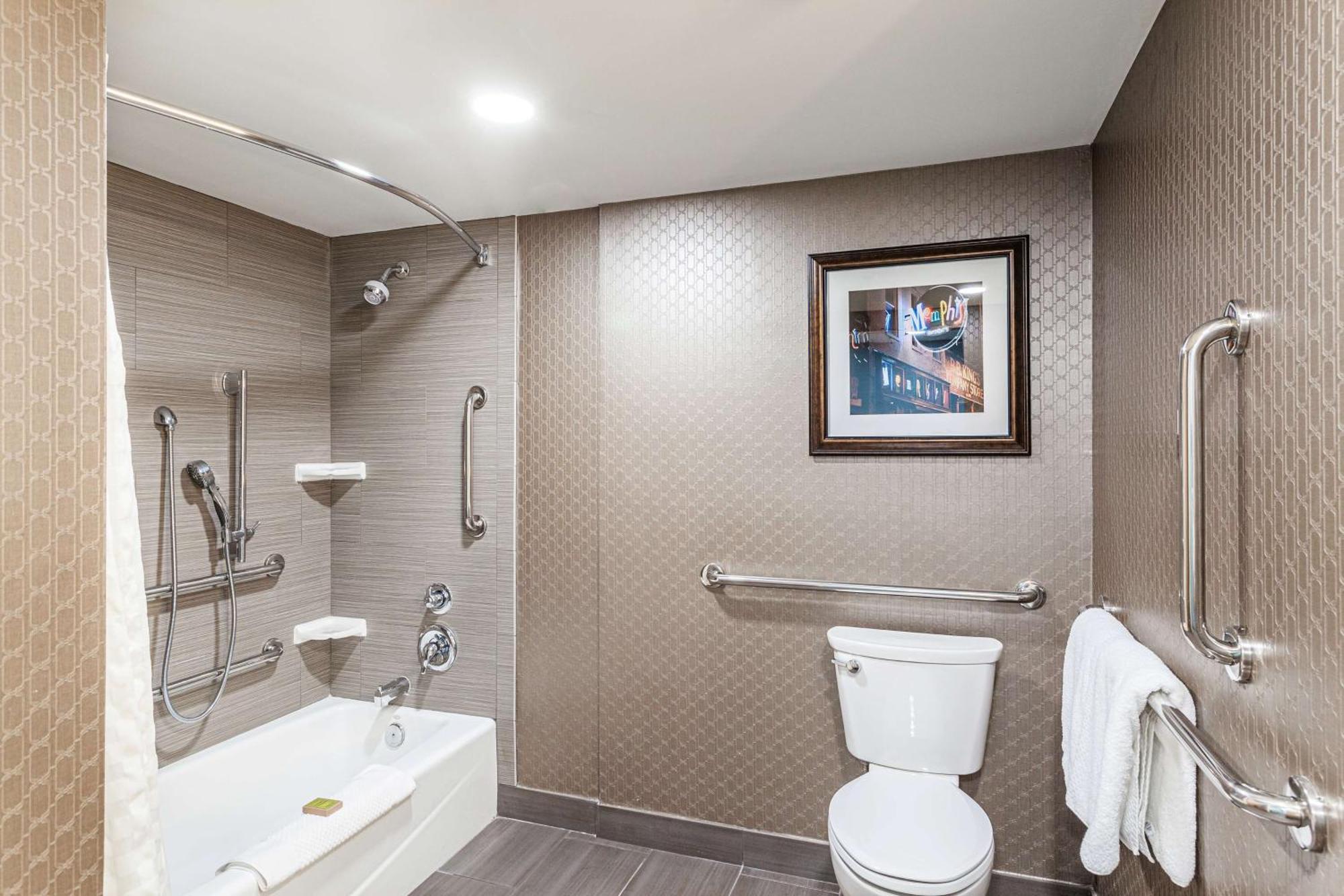 Zimmer mit Kingsize-Bett und Badewanne - barrierefrei